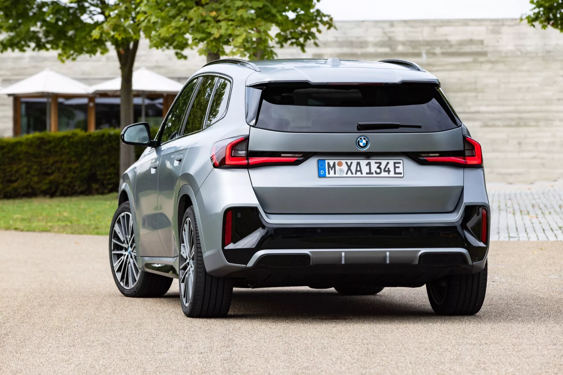 Vista frontale della BMW iX1 2022 (U11) che mostra il suo design elegante, il sistema di illuminazione innovativo e la struttura aerodinamica.