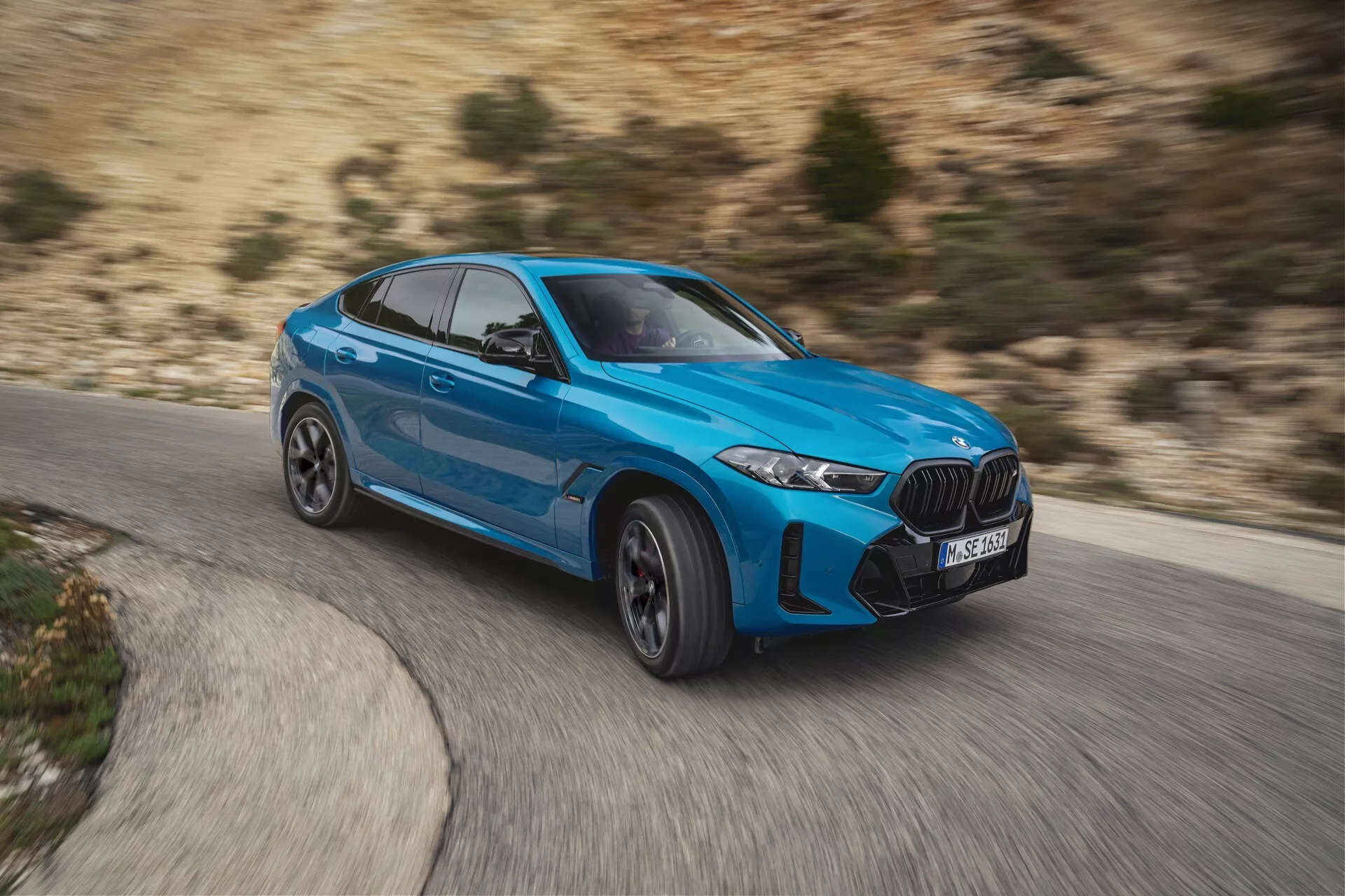 BMW X6 2023 (G06-F96 Facelift) che mostra il suo design elegante, aerodinamica avanzata e interni di lusso in un ambiente vivace
