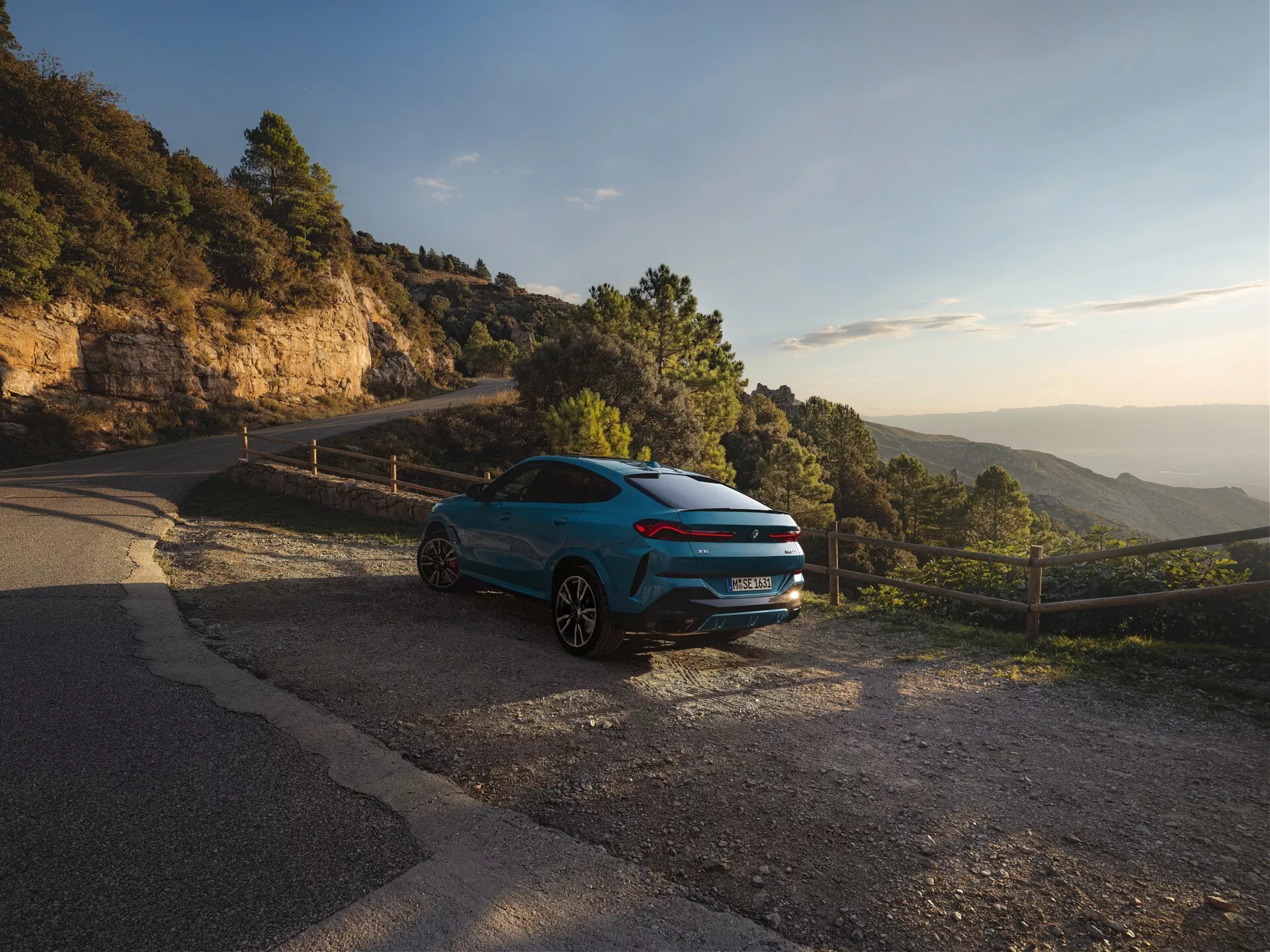 BMW X6 2023 (G06 F96 restyling) che mostra il suo design elegante, le moderne caratteristiche tecnologiche e il potente motore in un'elegante esposizione