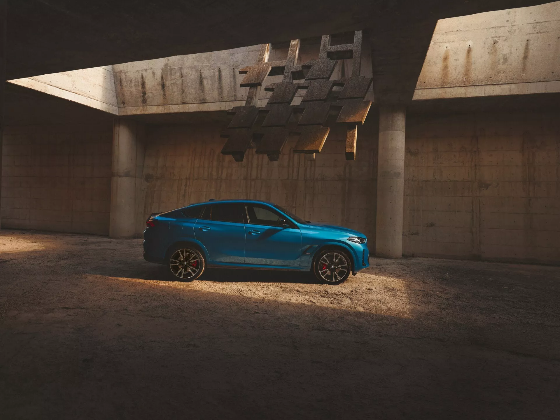 Modello restyling BMW X6 2023 (G06-F96) in posa dinamica che mostra dettagli, caratteristiche avanzate e design elegante