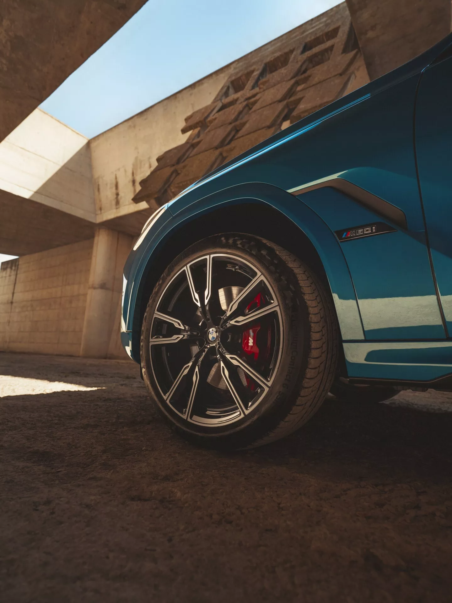 BMW X6 2023 (G06 F96 facelift) mostra il suo design elegante e le caratteristiche avanzate in una posa dinamica