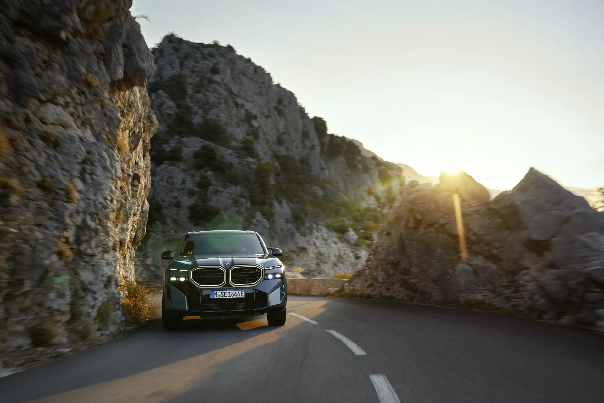 BMW XM (G09) 2023 che mostra il suo design elegante, la tecnologia ibrida innovativa e l'interno lussuoso