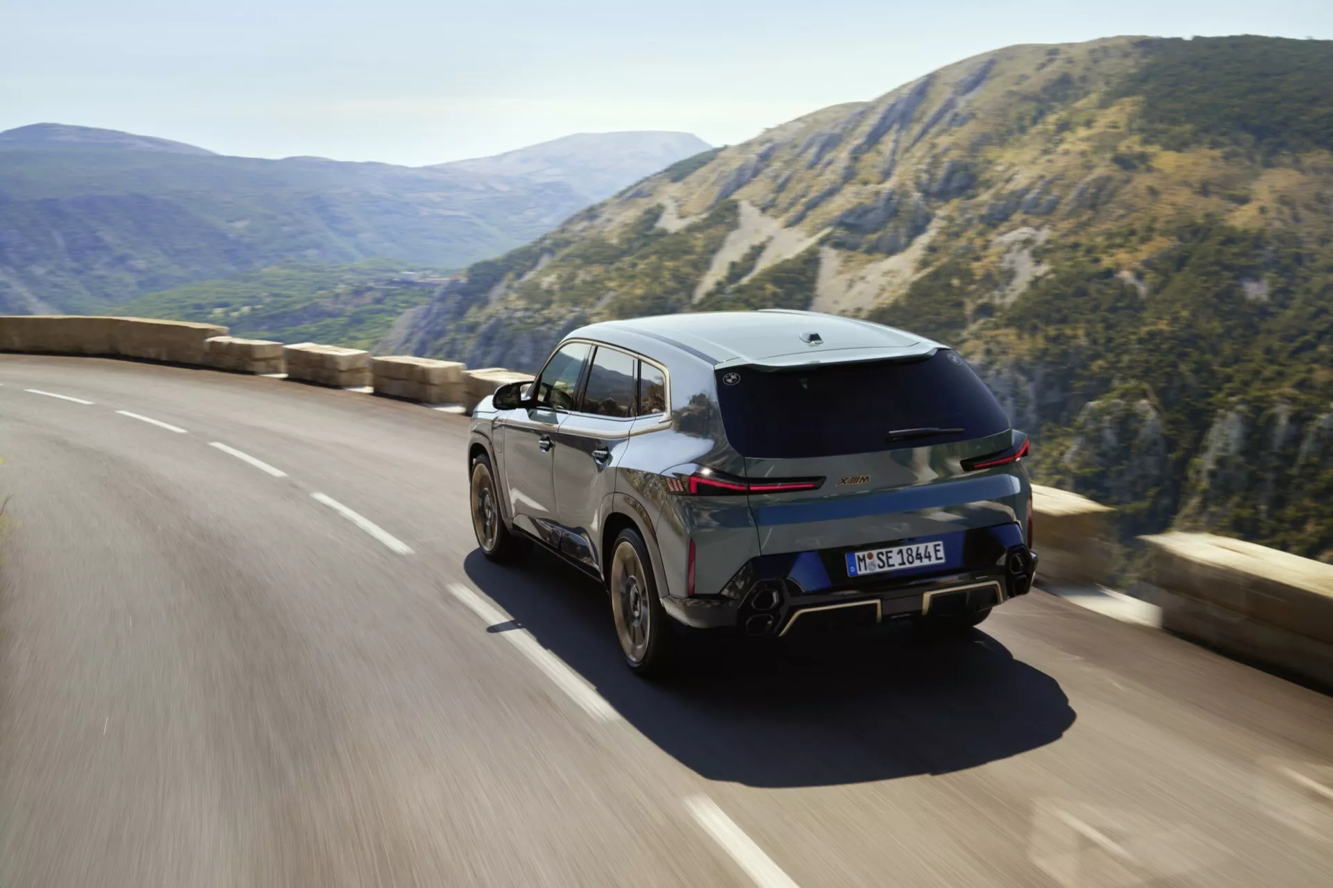 BMW XM (G09) 2023 mostrando il suo design lussuoso e innovativo, con motore ibrido potente, interfaccia tecnologica avanzata e funzionalità di sicurezza all'avanguardia