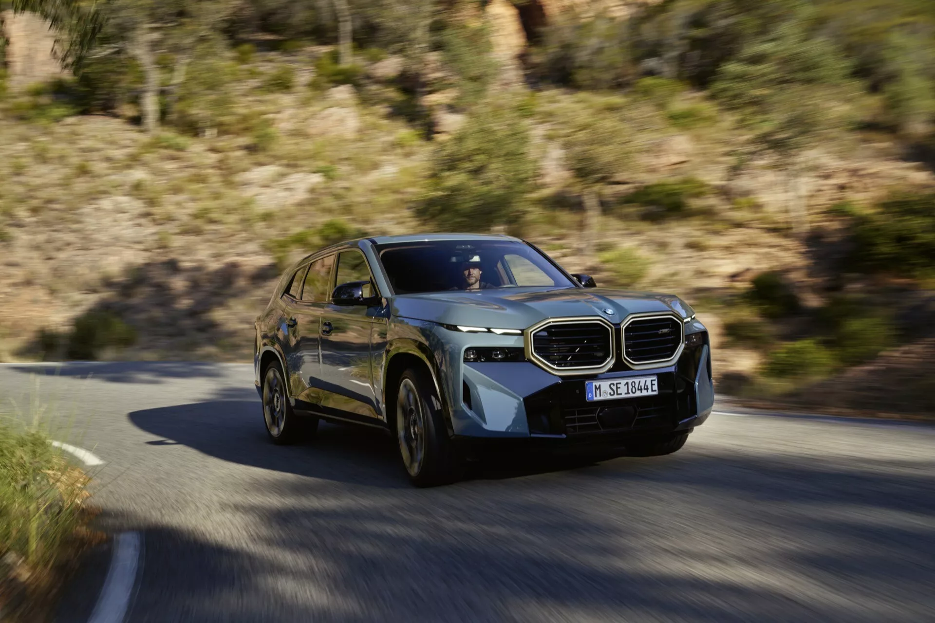 Il modello BMW XM G09 2023 mostra un design elegante e caratteristiche innovative