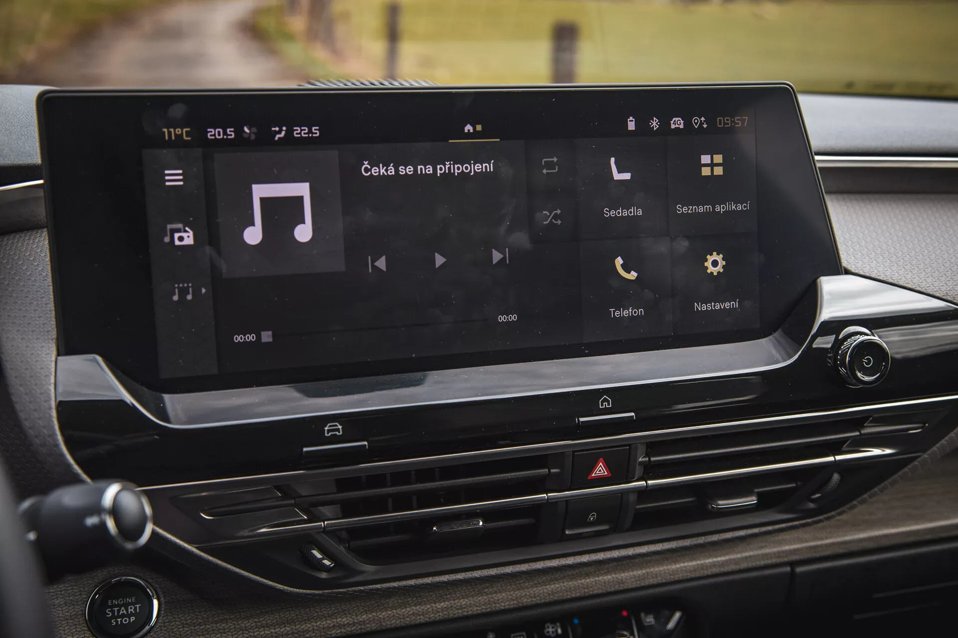 Interno Citroen C5-X 2022 con focus sul sistema di infotainment touchscreen ad alta risoluzione posizionato nel cruscotto che presenta riproduzione multimediale, connettività telefonica e pulsanti per il controllo del clima con un design moderno e raffinato
