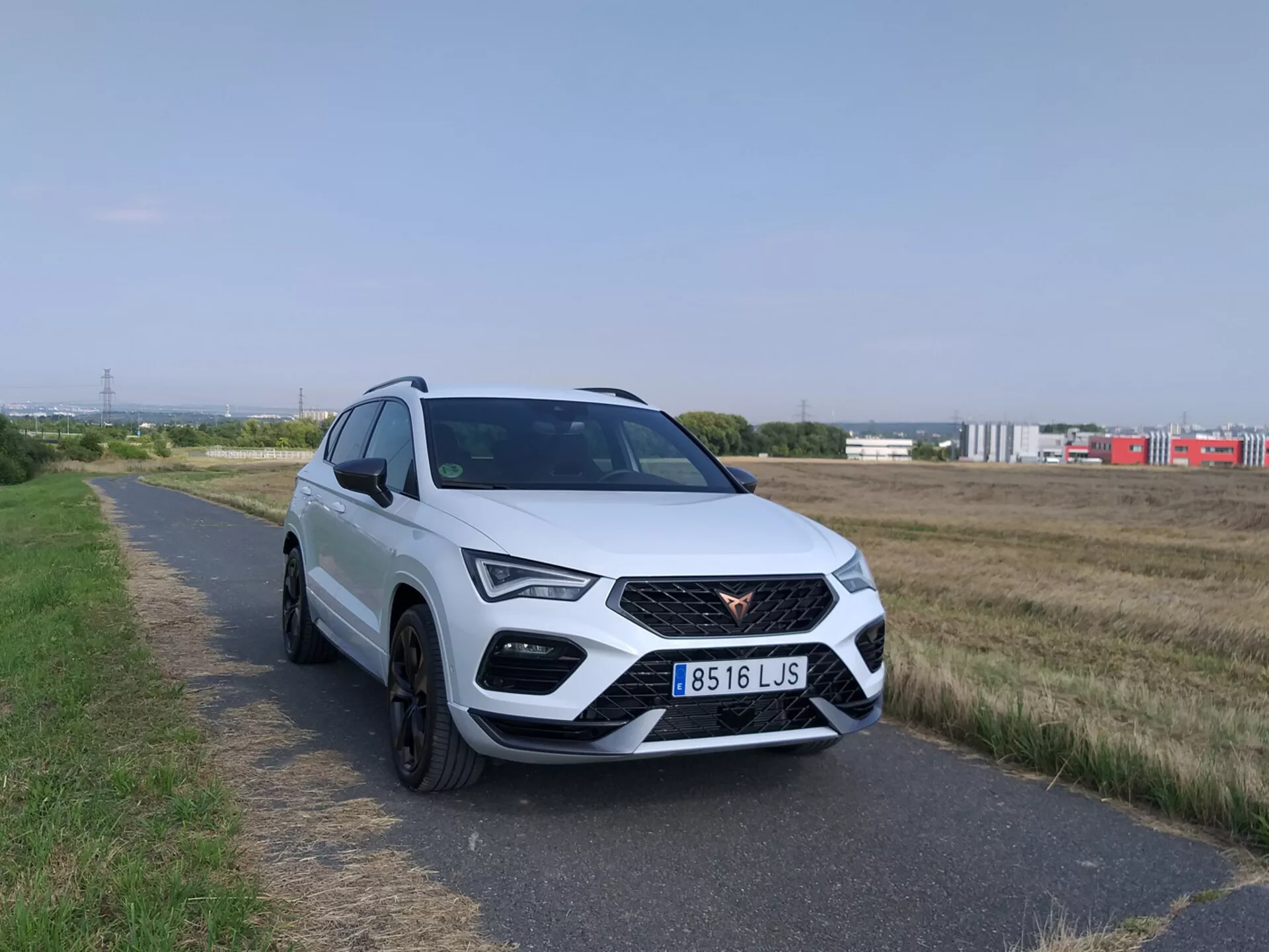 Vista frontale della Cupra Ateca 2020 che mostra il suo design dinamico e i fari LED