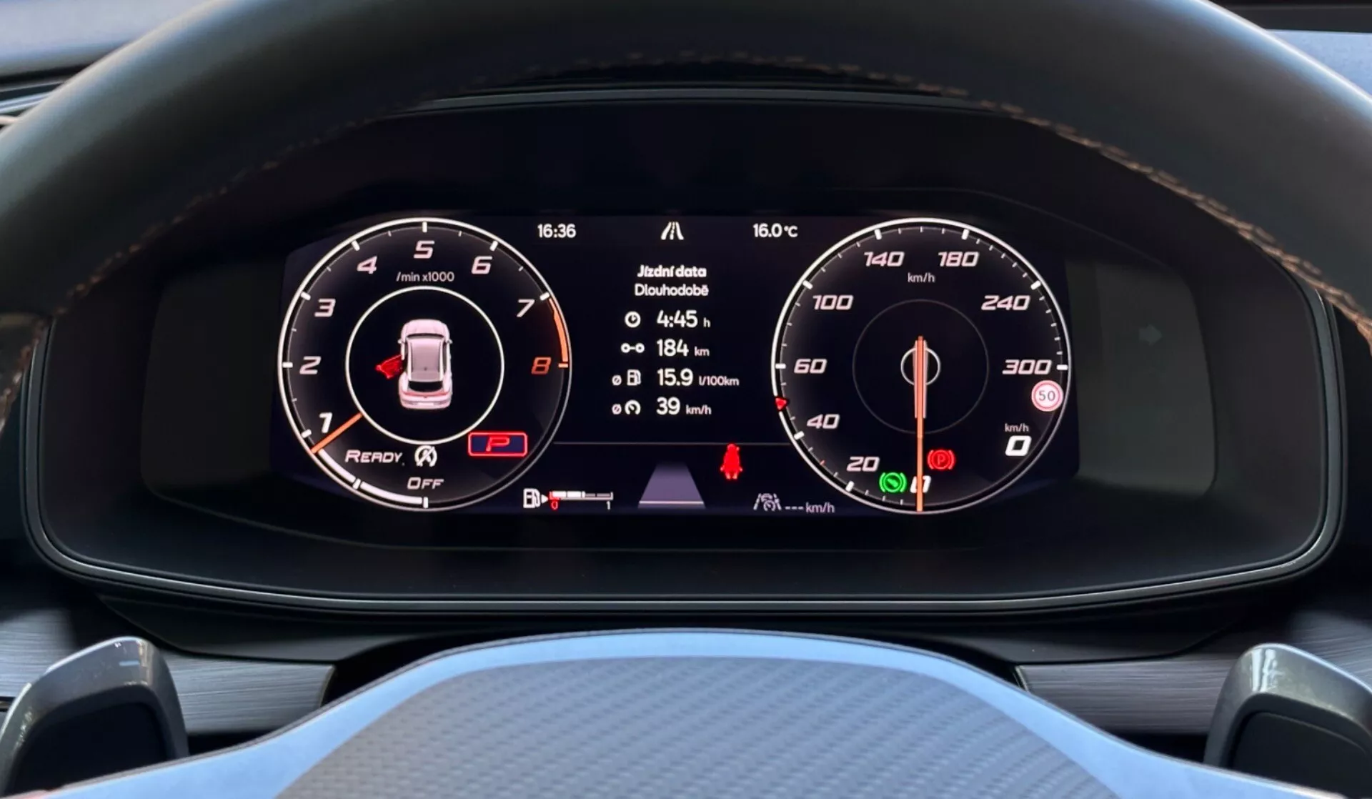 Vista ravvicinata del quadro strumenti digitale della Cupra Formentor 2020 che mostra il contagiri, il diagramma del veicolo con avviso e il tachimetro fermo dal punto di vista del conducente