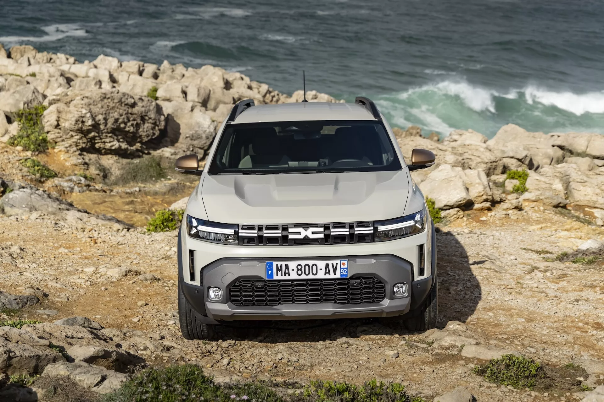 Dacia Duster di 3ª generazione 2024 che mostra il suo design elegante e le moderne caratteristiche in un paesaggio vivido