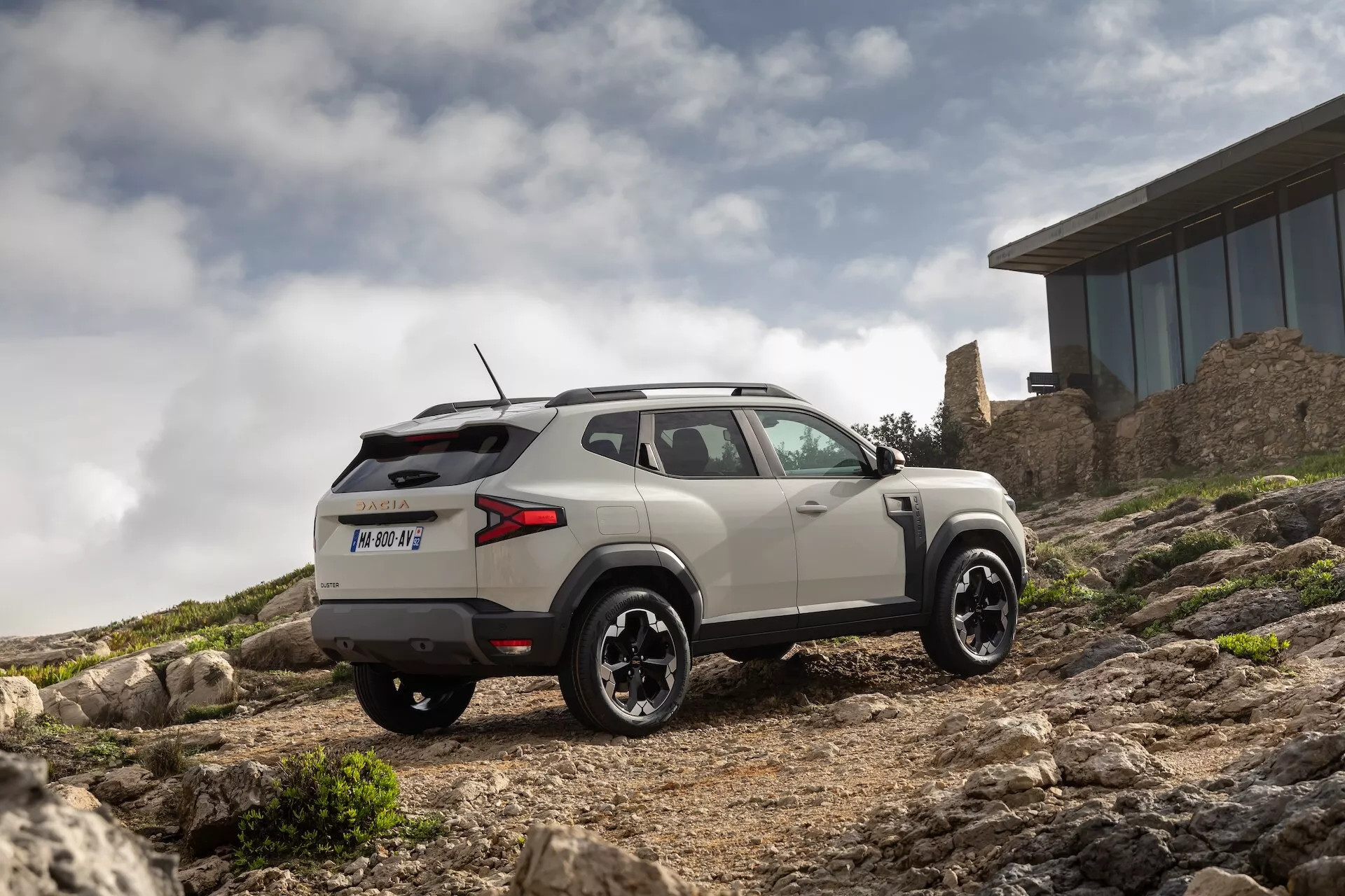 Dacia Duster terza generazione 2024 in posa dinamica che mostra nuovo design e caratteristiche