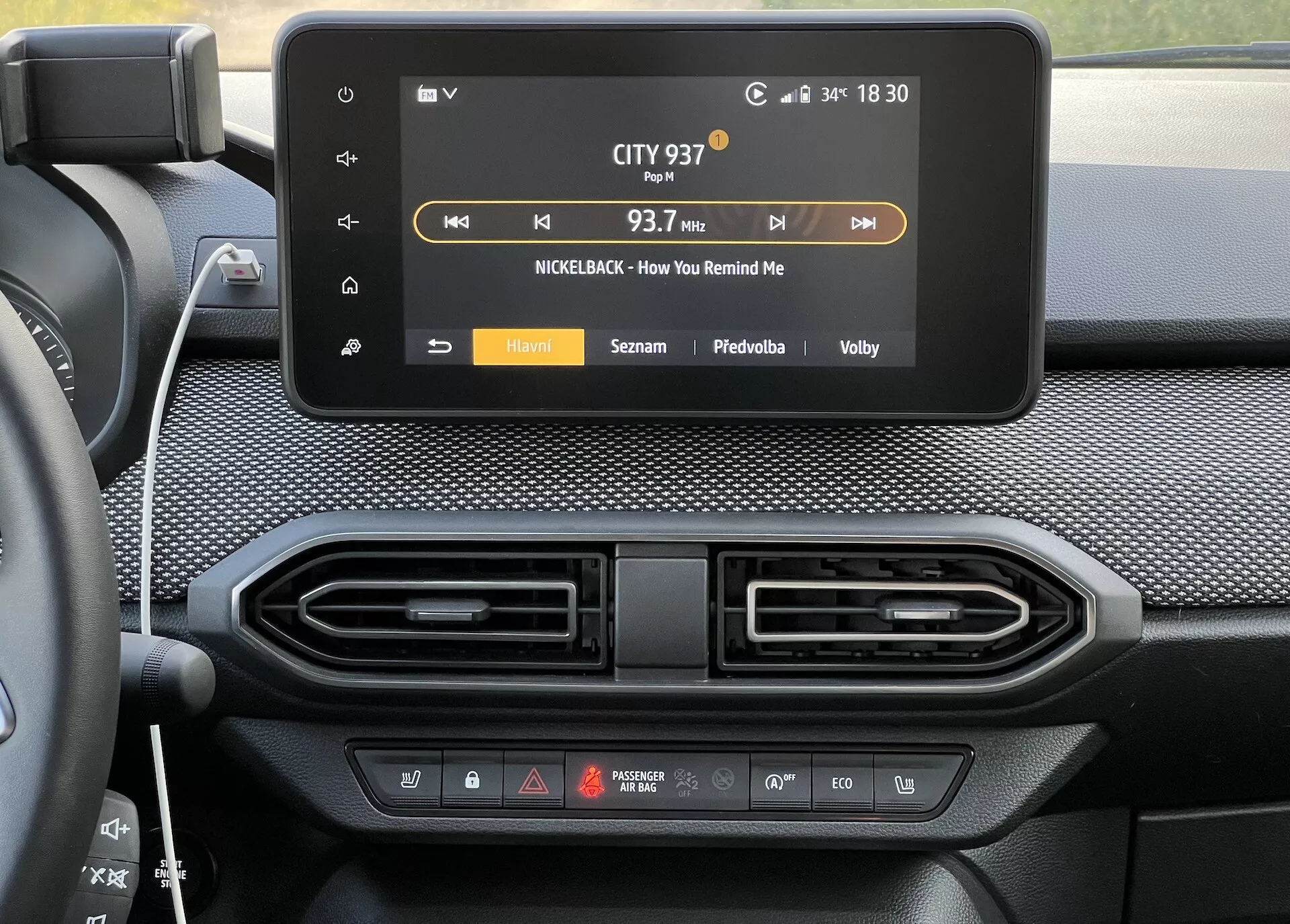 Console centrale Dacia Jogger 2022 con touchscreen dell’infotainment che mostra la radio e bocchette del climatizzatore sottostanti