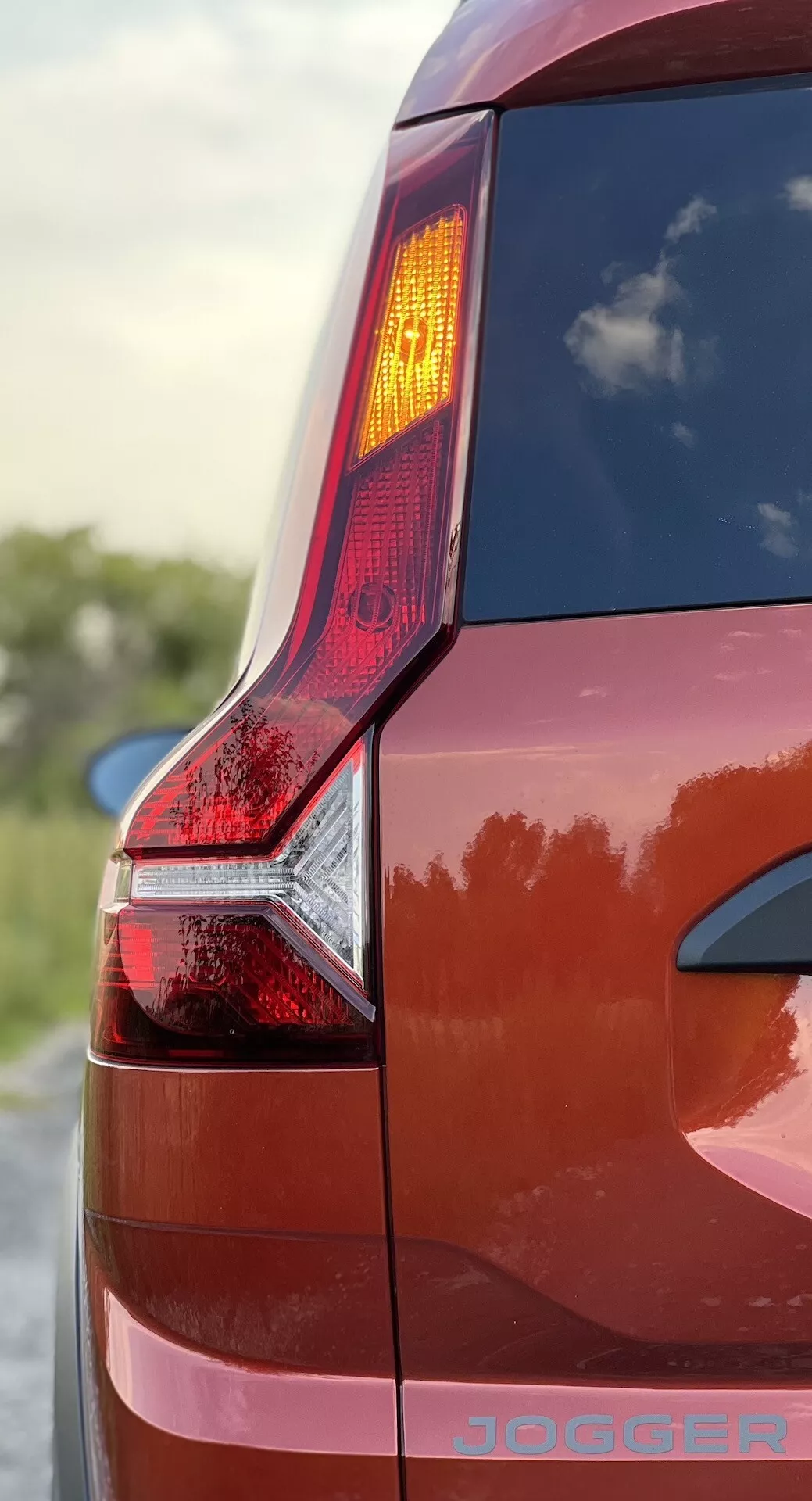 Primo piano del quarto posteriore della Dacia Jogger 2022, con focus sulle luci posteriori a LED e sulla finitura metallica bordeaux