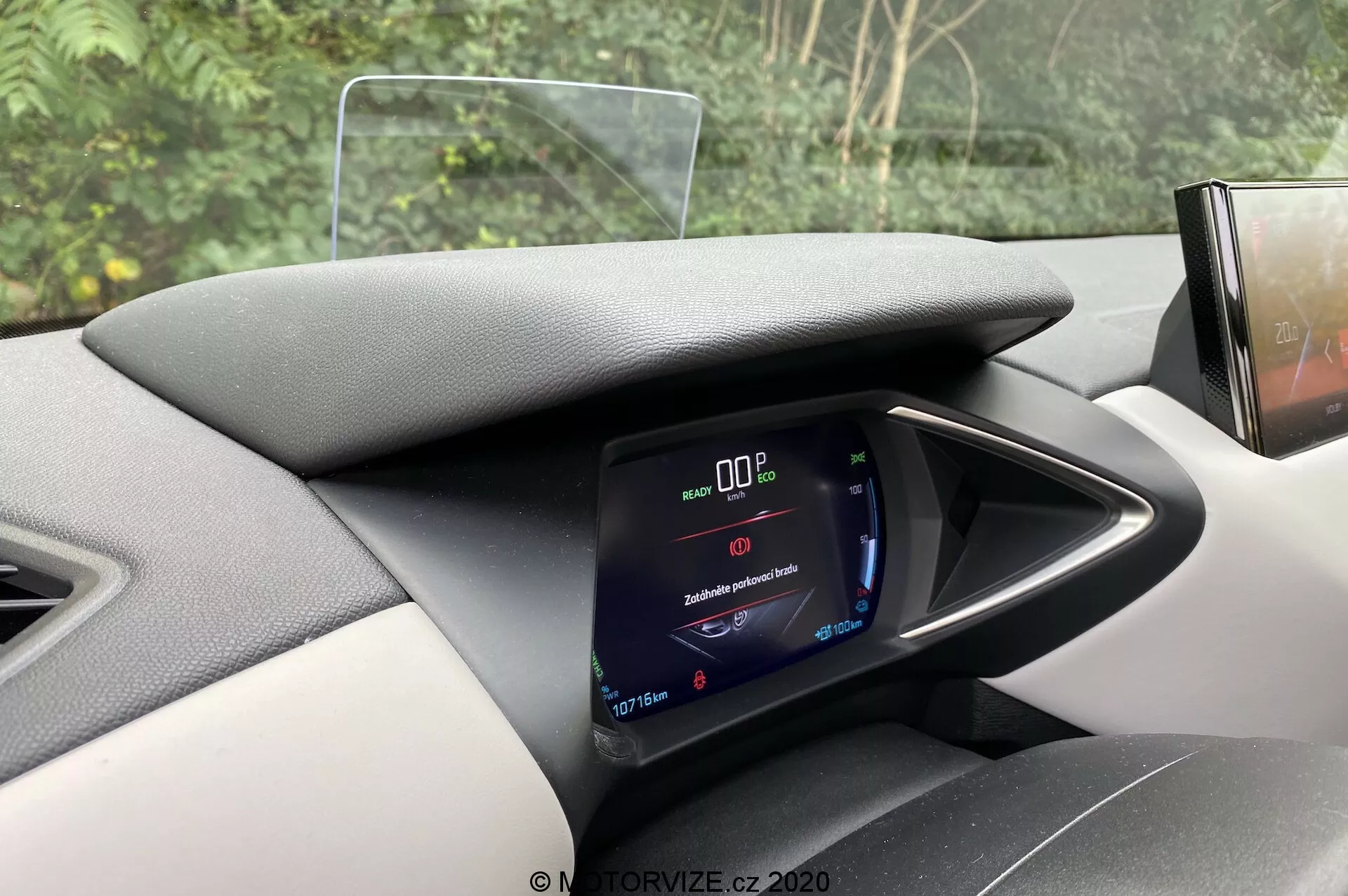 Vista interna della DS Automobiles DS 3 Crossback E-Tense 2019 da un'angolazione centrale mostrando il cruscotto digitale con velocità 0 km/h e viste parziali del volante e del sistema di infotainment.