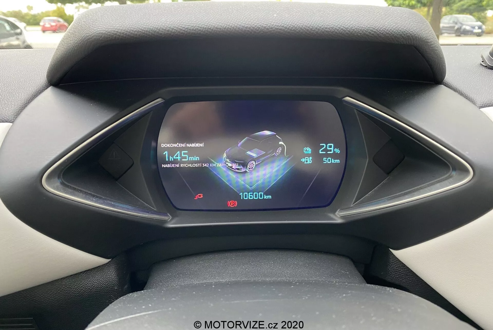 Vista ravvicinata del quadro strumenti digitale dalla prospettiva del conducente all'interno di una DS Automobiles DS 3 2019 (DS 3 Crossback E-Tense). Il display LCD/TFT mostra grafica intricata, inclusa una rappresentazione animata del veicolo, simbolo del Bluetooth, indicazione del tempo di ricarica di 1:45 min con una carica della batteria del 29%, temperatura esterna di 23°C, contachilometri con lettura di 10600 km e un indicatore di livello del carburante quasi pieno con una stima di autonomia di 50 km.
