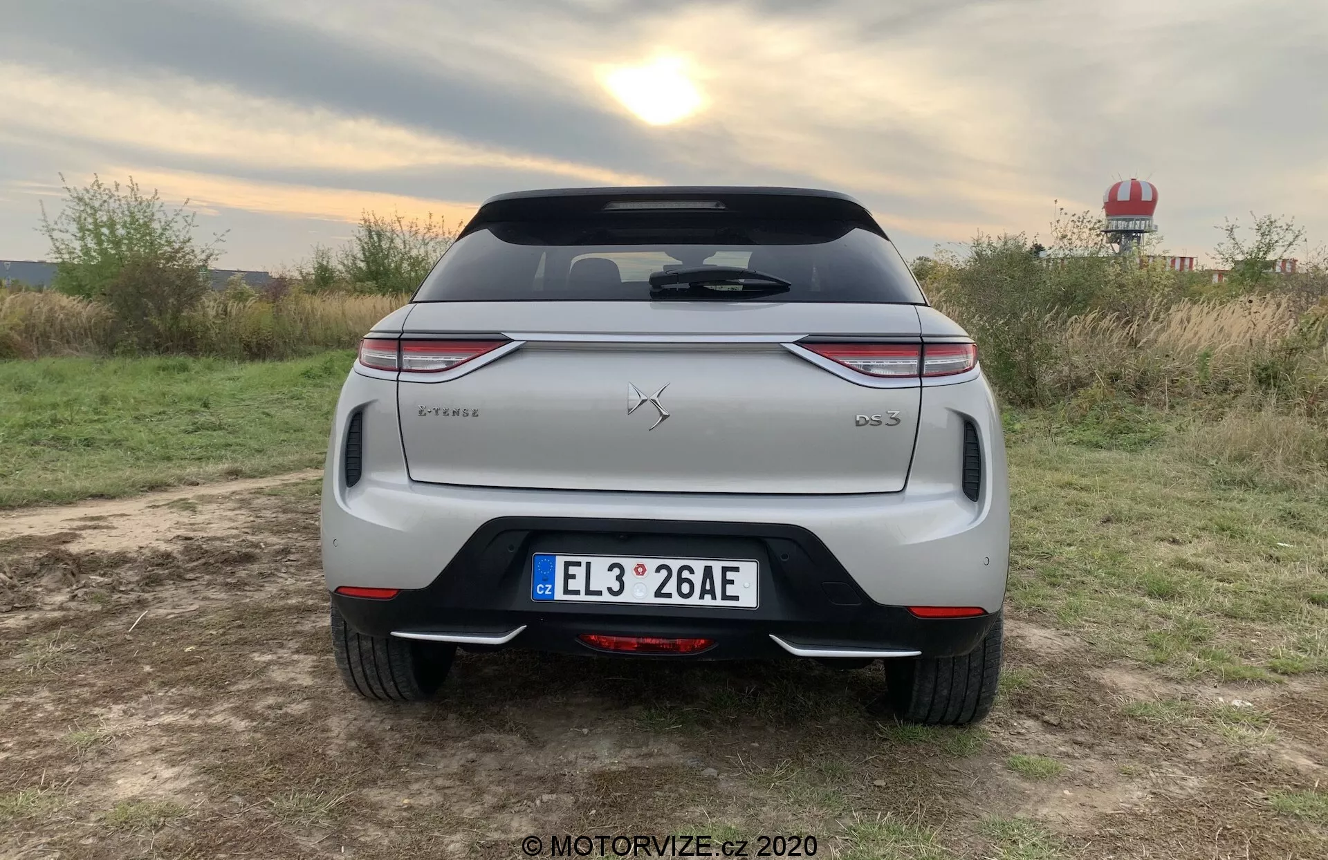 La DS Automobiles DS 3 Crossback E-Tense 2019, che mostra il suo design elegante e la trasmissione elettrica.