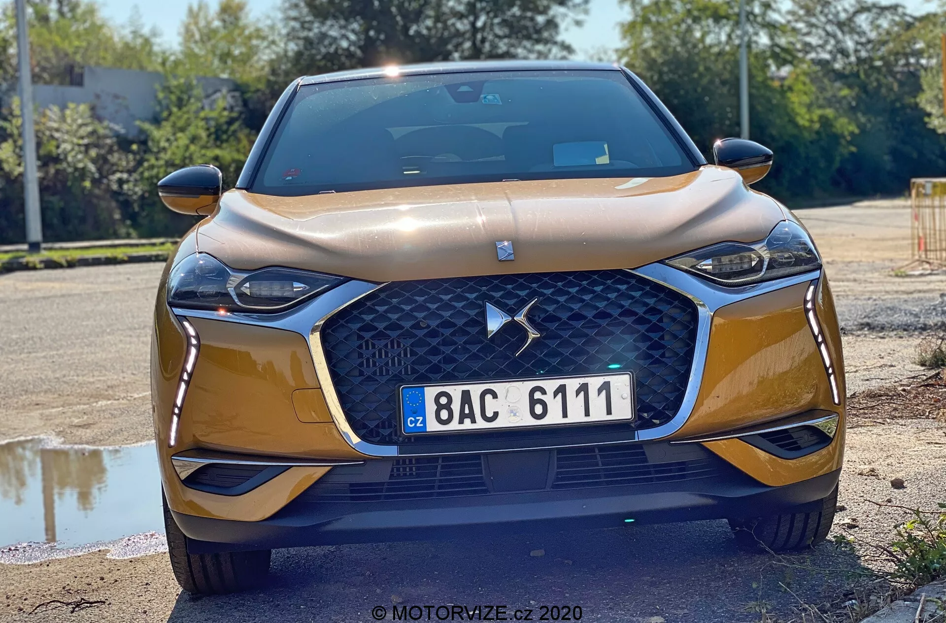 2019 DS Automobiles DS-3 Crossback in movimento su una strada panoramica, mostrando il suo audace design, curve eleganti e caratteristiche sofisticate
