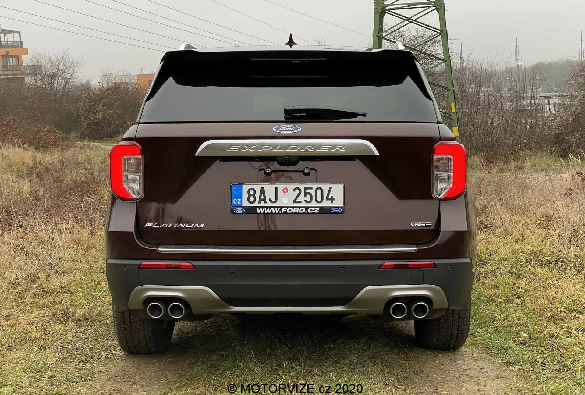 Ford Explorer 2019 che mette in mostra il suo design moderno ed elegante con interni spaziosi, funzionalità tecnologiche avanzate e prestazioni potenti.