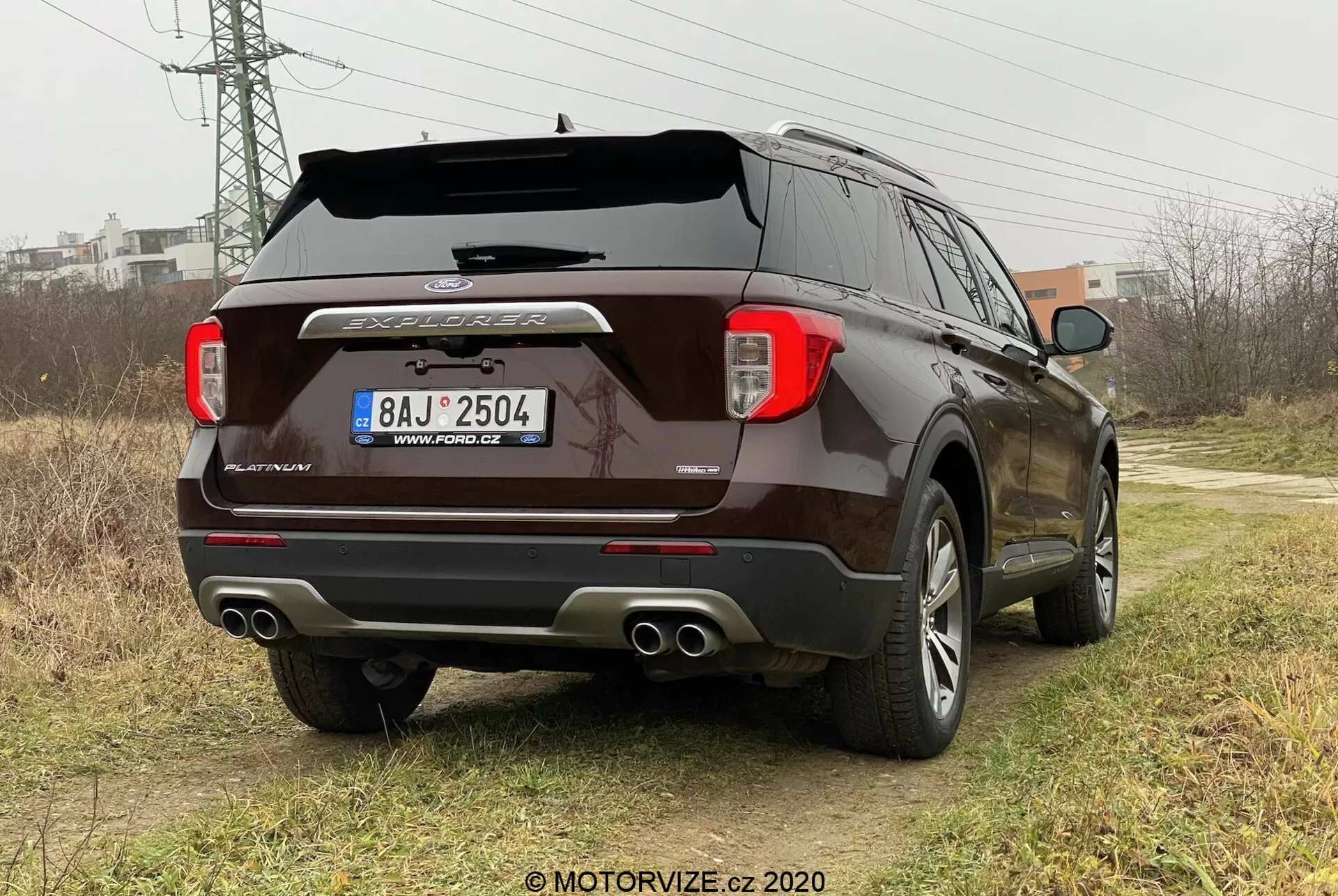 SUV Ford Explorer 2019 con design elegante, funzionalità avanzate di sicurezza, interni spaziosi, motore potente e tecnologia moderna