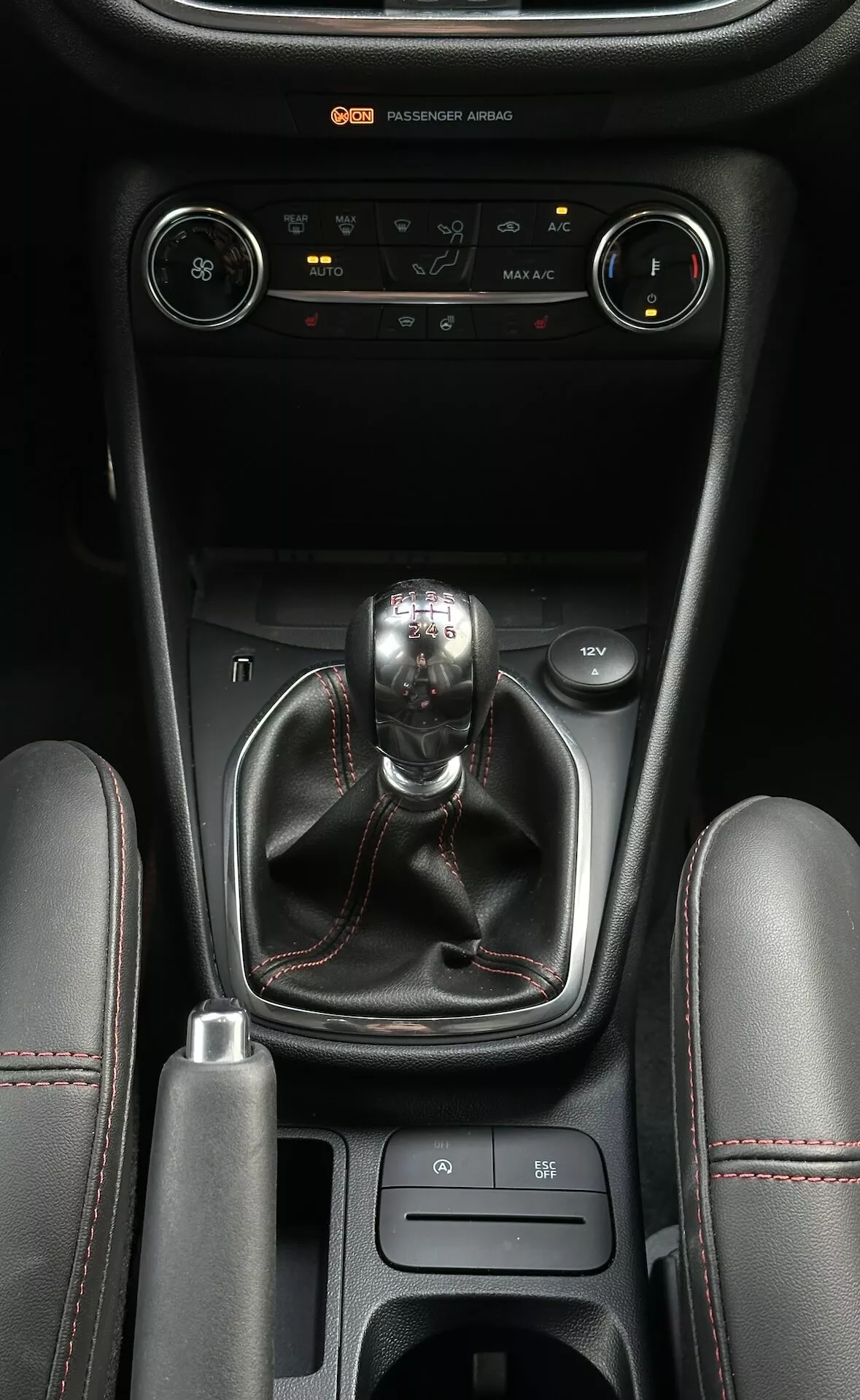 Console centrale Ford Fiesta 2022 con controllo clima, cambio manuale, selettore modalità di guida e vani portaoggetti