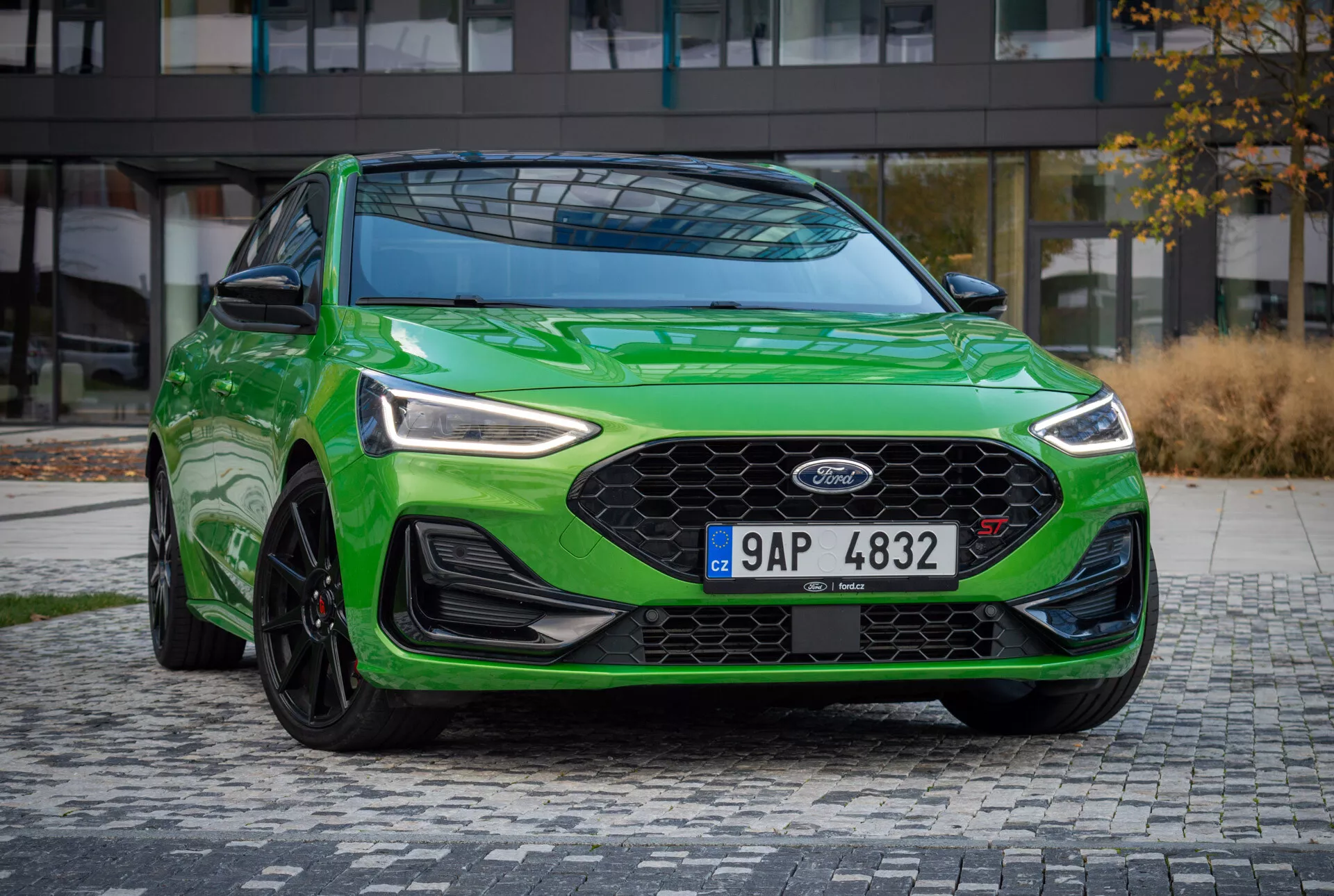Ford Focus ST 2022 in verde vibrante con vista angolare frontale che mette in evidenza griglia, fari, luci antinebbia e design del paraurti, sottolineando l'estetica moderna della hatchback e le caratteristiche tecnologiche