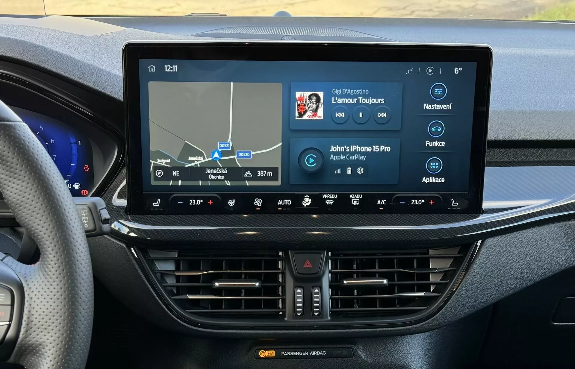 Area centrale della plancia del Ford Focus ST 2022 caratterizzata da un ampio sistema di infotainment con touchscreen, mappa di navigazione, Apple CarPlay, pulsanti per il controllo del clima e design moderno della plancia