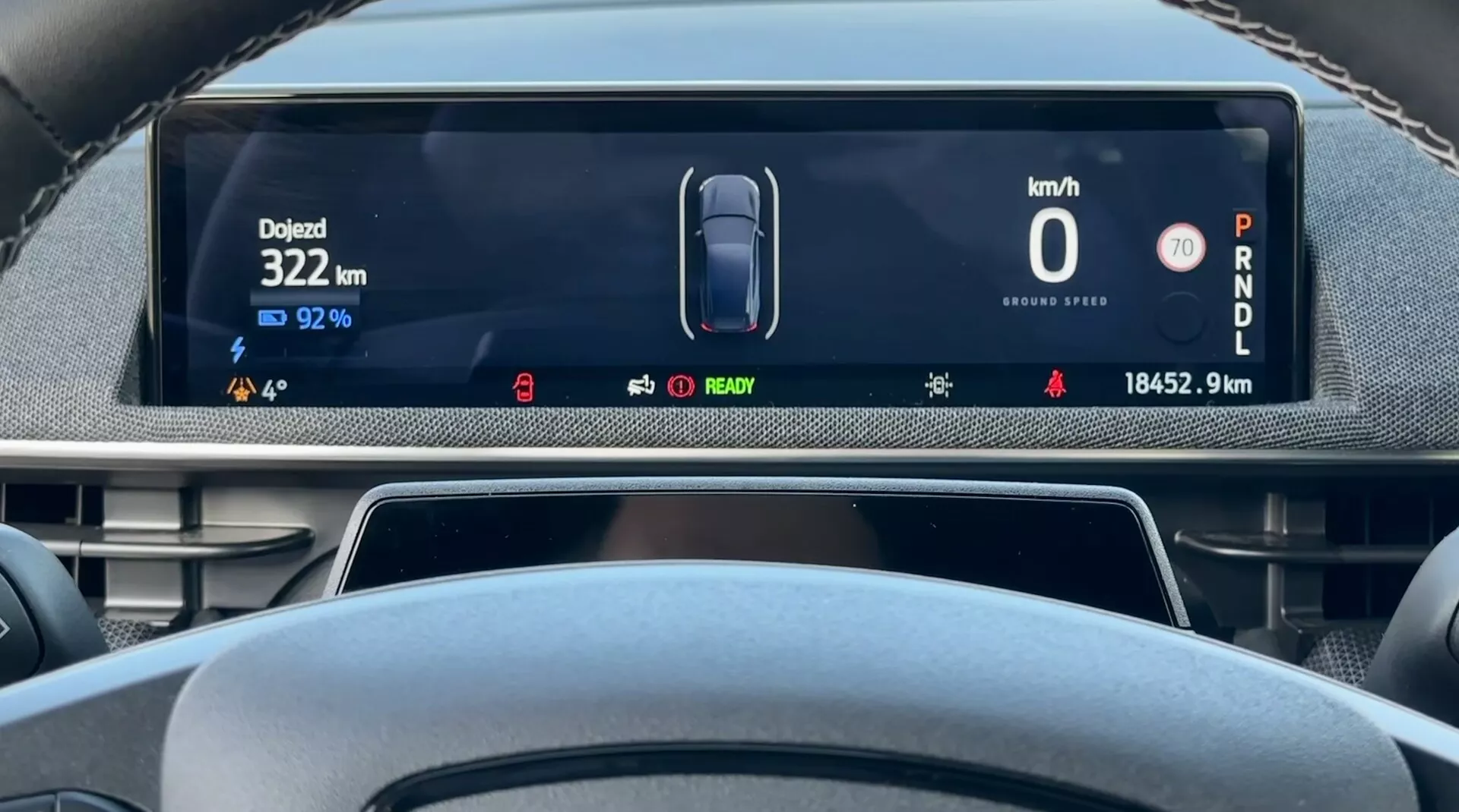 Display del cruscotto digitale della Ford Mustang Mach-E 2020 dalla prospettiva del conducente che mostra la velocità del veicolo a 0 km/h, carica della batteria residua al 92%, distanza totale percorsa 18452,9 km, e auto in modalità Parcheggio, con indicatori per lo stato del veicolo elettrico e sistemi avanzati di assistenza alla guida