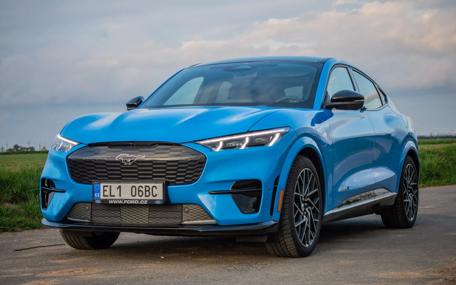 SUV elettrica Ford Mustang Mach-E 2020 in posa dinamica che mostra il suo design elegante e le caratteristiche innovative