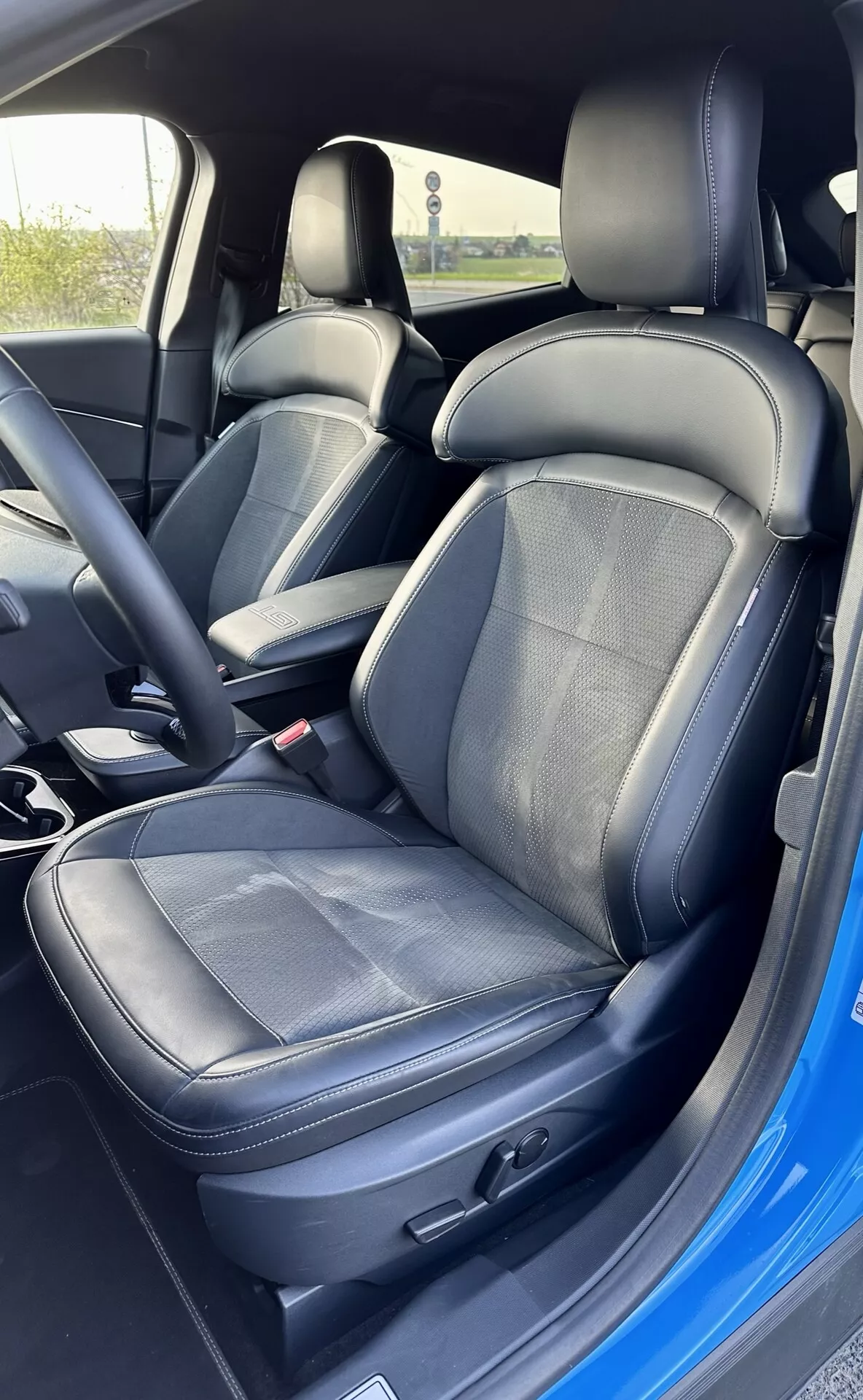 Interno della Ford Mustang Mach-E 2020 con sedile del conducente in pelle e tessuto, regolazione elettronica del sedile e cintura di sicurezza