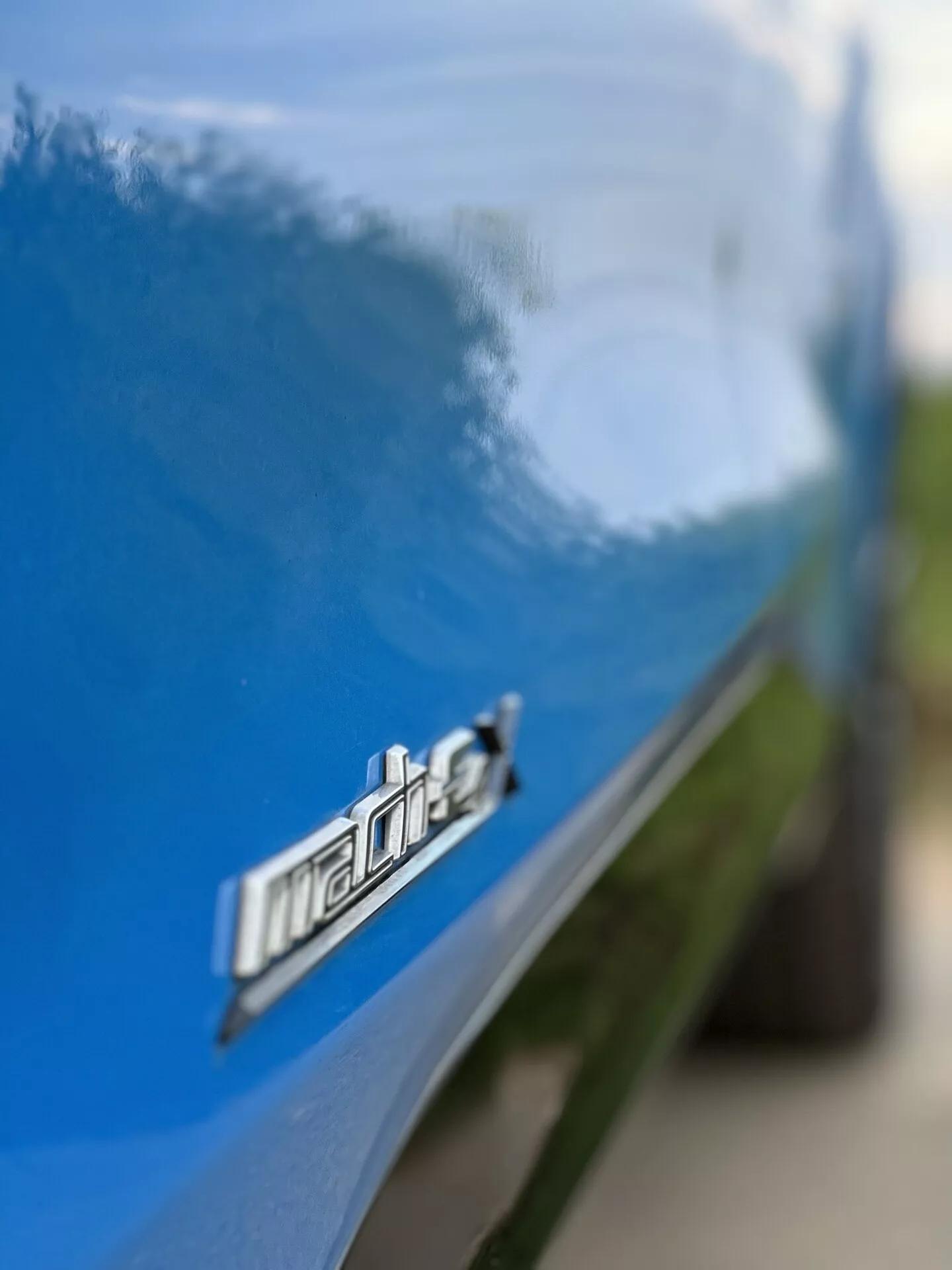 SUV elettrico Ford Mustang Mach-E 2020 in una scena di guida dinamica che mostra il suo design elegante e le caratteristiche moderne