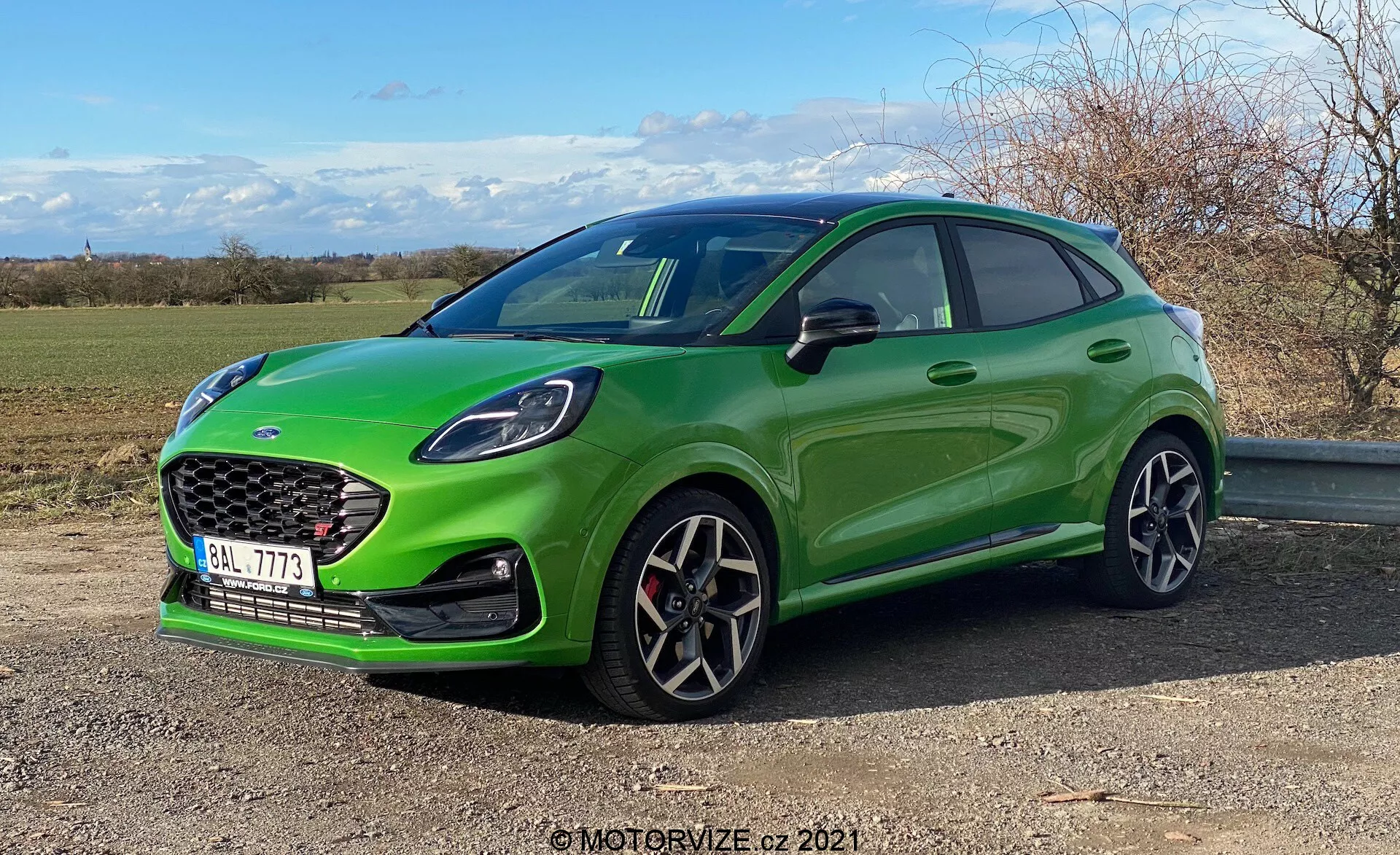 Ford Puma ST 2020 con design sportivo e dinamico, che mostra linee eleganti, griglia anteriore aggressiva e aerodinamica migliorata.