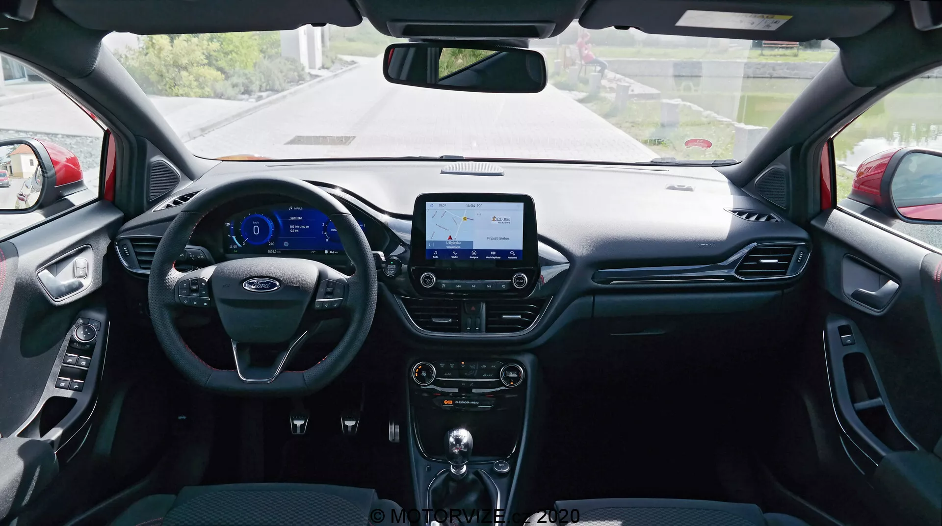 Ford Puma 2020 in un esterno vibrante che mostra un design moderno, linee eleganti e un'architettura SUV compatta e dinamica.