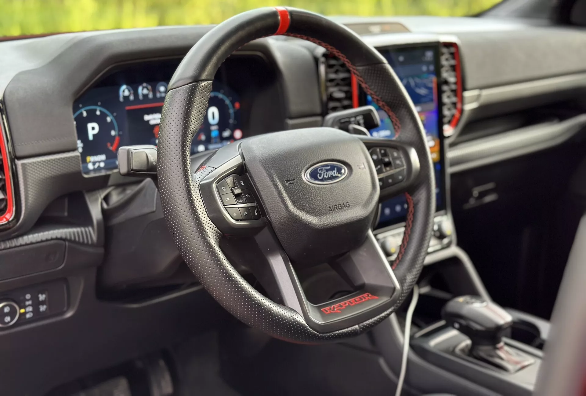 Interno del Ford Ranger 2022, con in risalto il volante rivestito in pelle con comandi multifunzione, cluster strumenti digitale e sistema di navigazione integrato nella variante sportiva ST