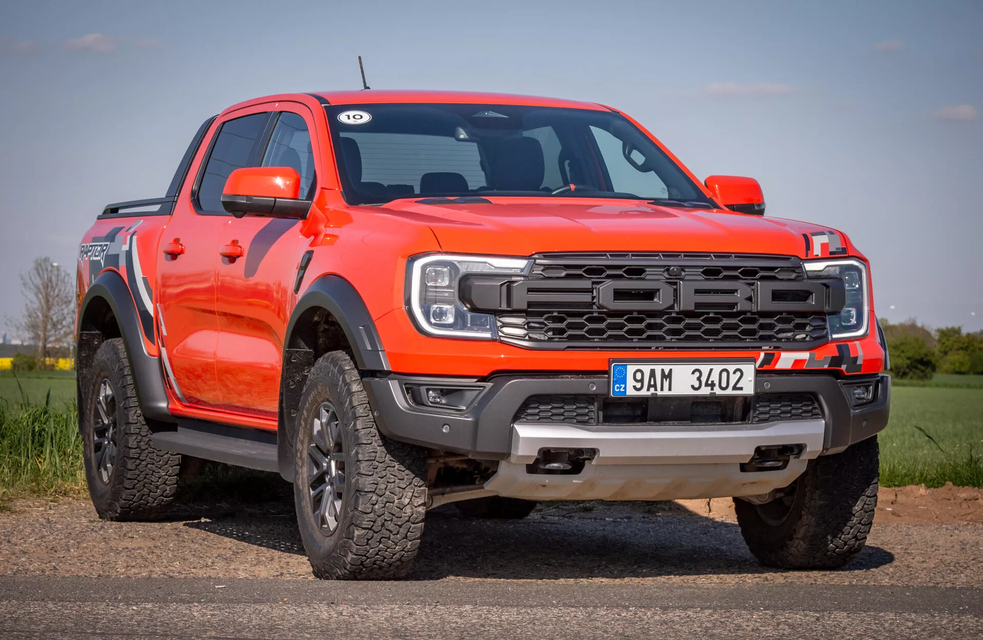Pickup moderno Ford Ranger 2022 che mostra la griglia anteriore e il profilo laterale con capacità fuoristrada e caratteristiche tecnologiche