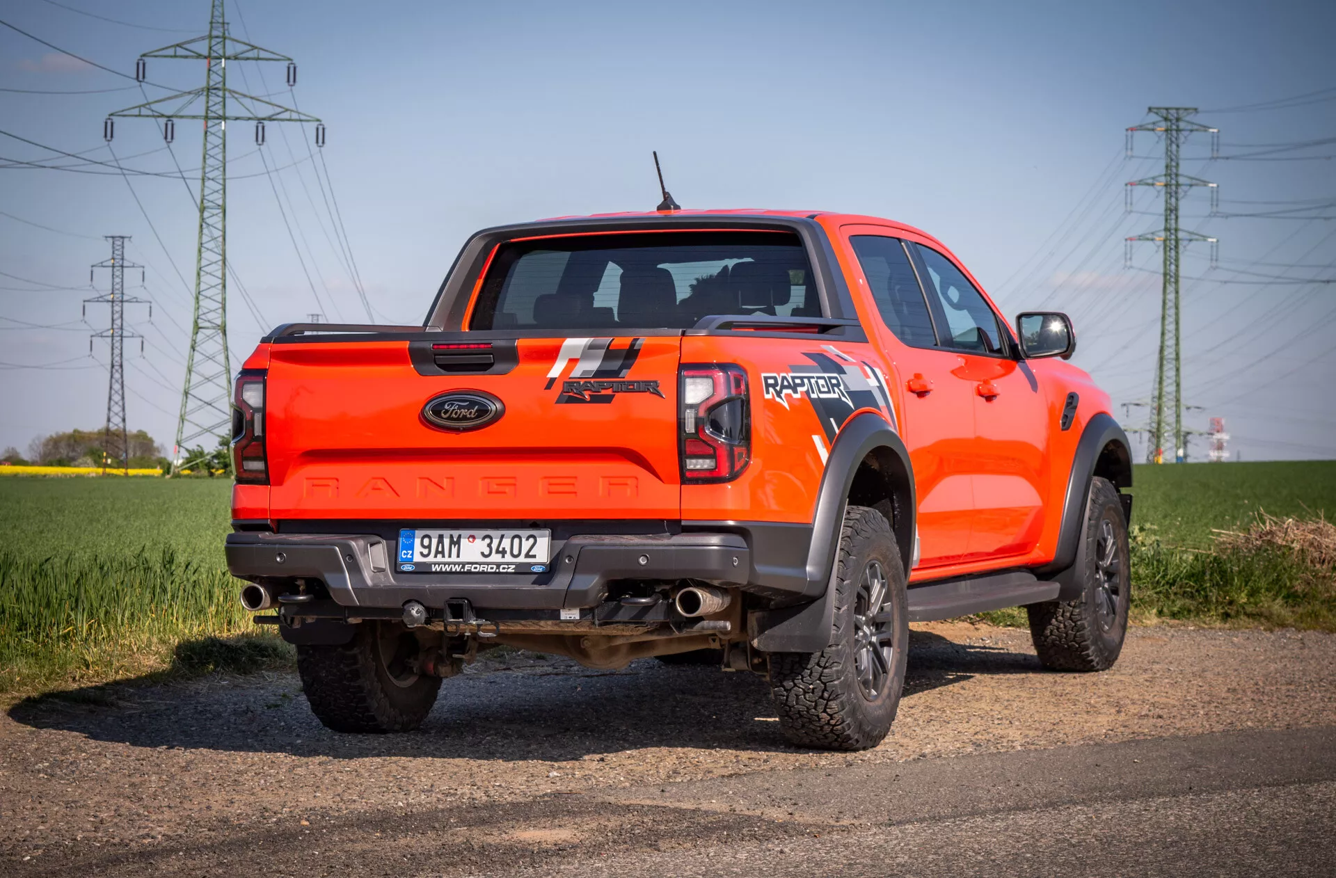 Pick-up Ford Ranger del 2022 di medie dimensioni su autostrada che mostra un design elegante e funzionalità avanzate