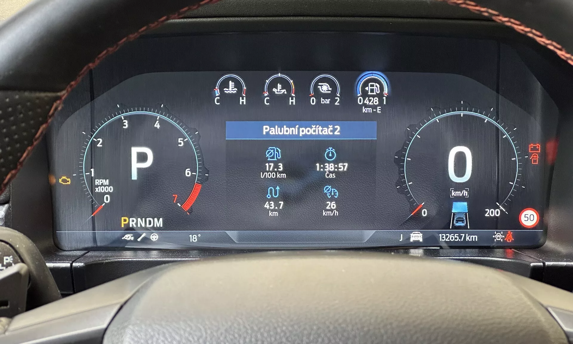 Vista dal sedile del conducente del cruscotto digitale del Ford Ranger 2022 che mostra tachimetro, indicatore del carburante, velocimetro, display della temperatura e selezione del cambio su cruscotto moderno del veicolo