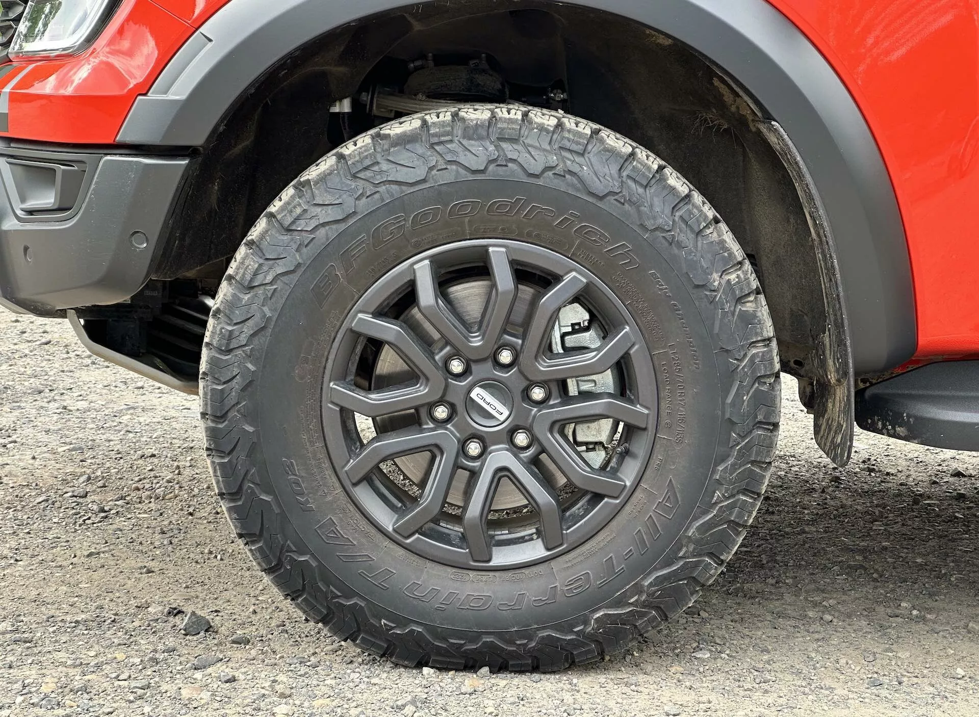 Primo piano della ruota della Ford Ranger 2022, con design in lega a più razze, battistrada per terreni misti e sezione del parafango con ampiezza della sospensione visibile