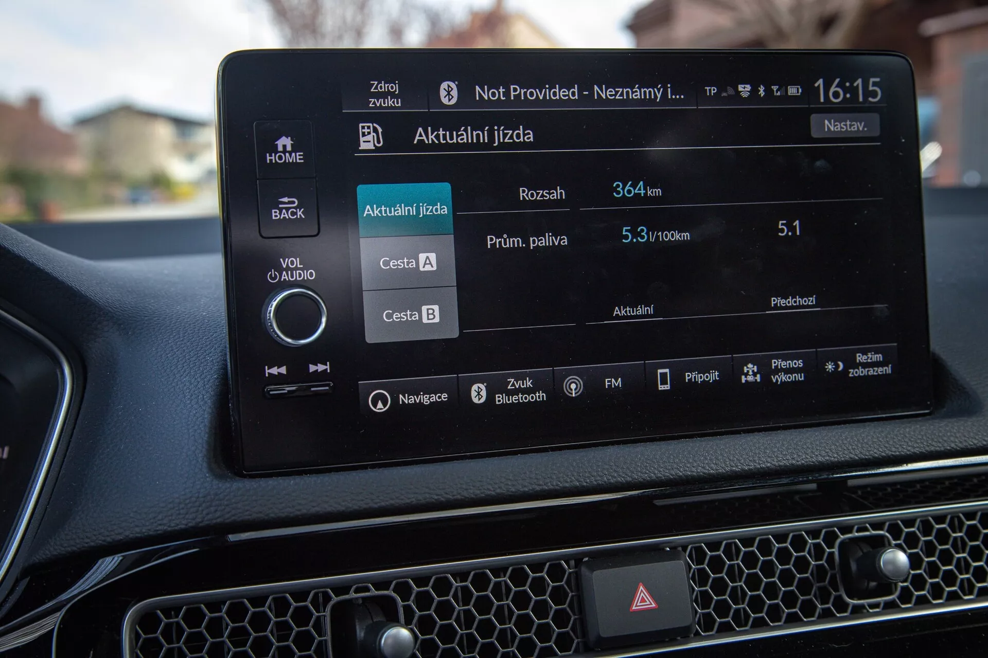 Sistema di infotainment della Honda Civic 2022 che mostra navigazione e dati di guida in tempo reale, visto dalla prospettiva del conducente o del passeggero anteriore