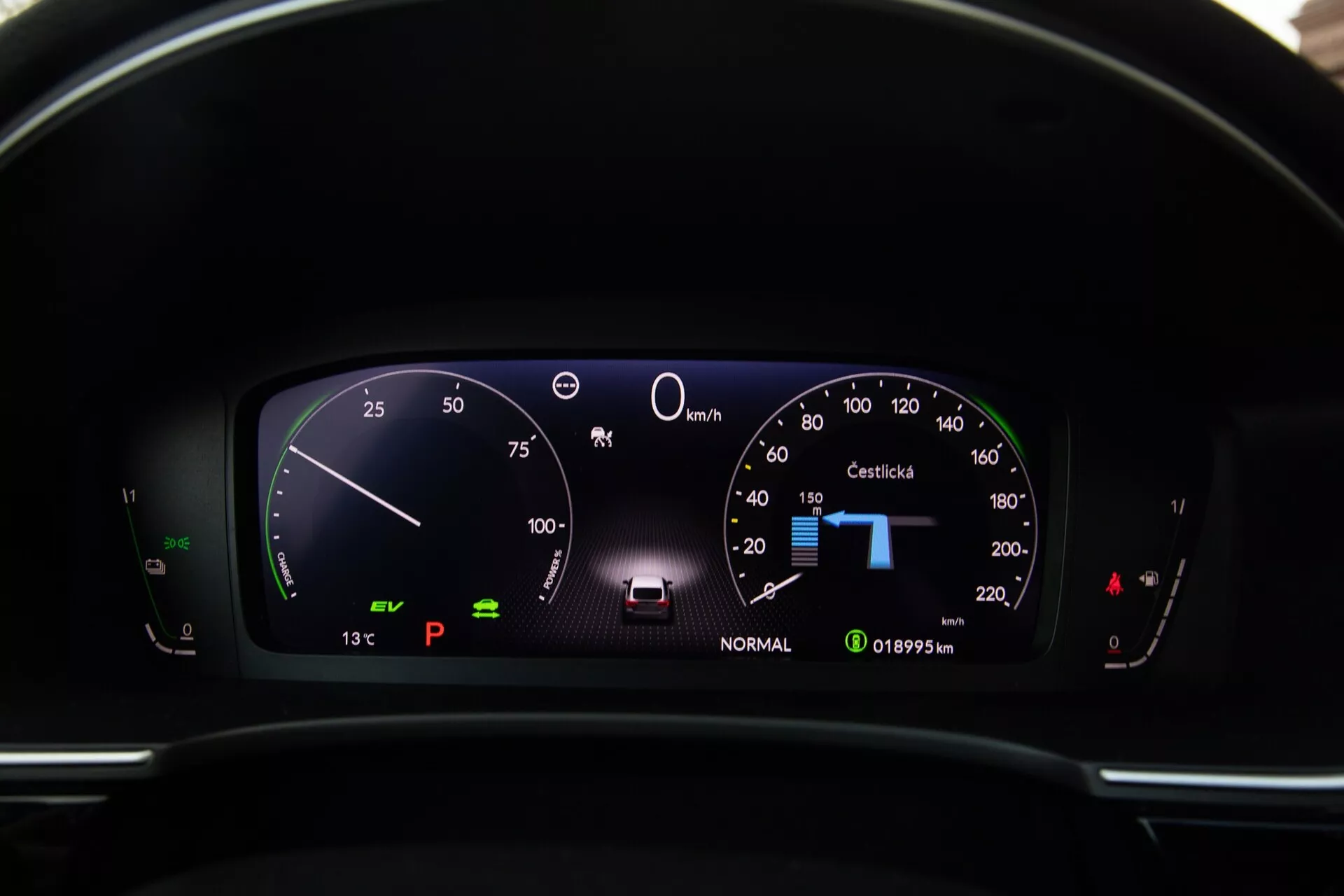 Primo piano del cruscotto digitale della Honda Civic 2022 con tachimetro a 0 km/h, indicatore 'PRONTO', selezione del cambio 'P', temperatura esterna '13°C', contachilometri a '101995 km' e stato della batteria dal punto di vista del conducente