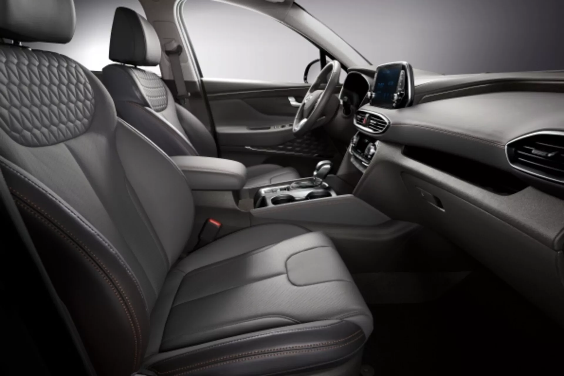 Interni Hyundai Santa Fe 2015 con sedili in pelle trapuntata, cruscotto digitale, sistema di infotainment touch-screen, e console centrale elegante con illuminazione d'ambiente
