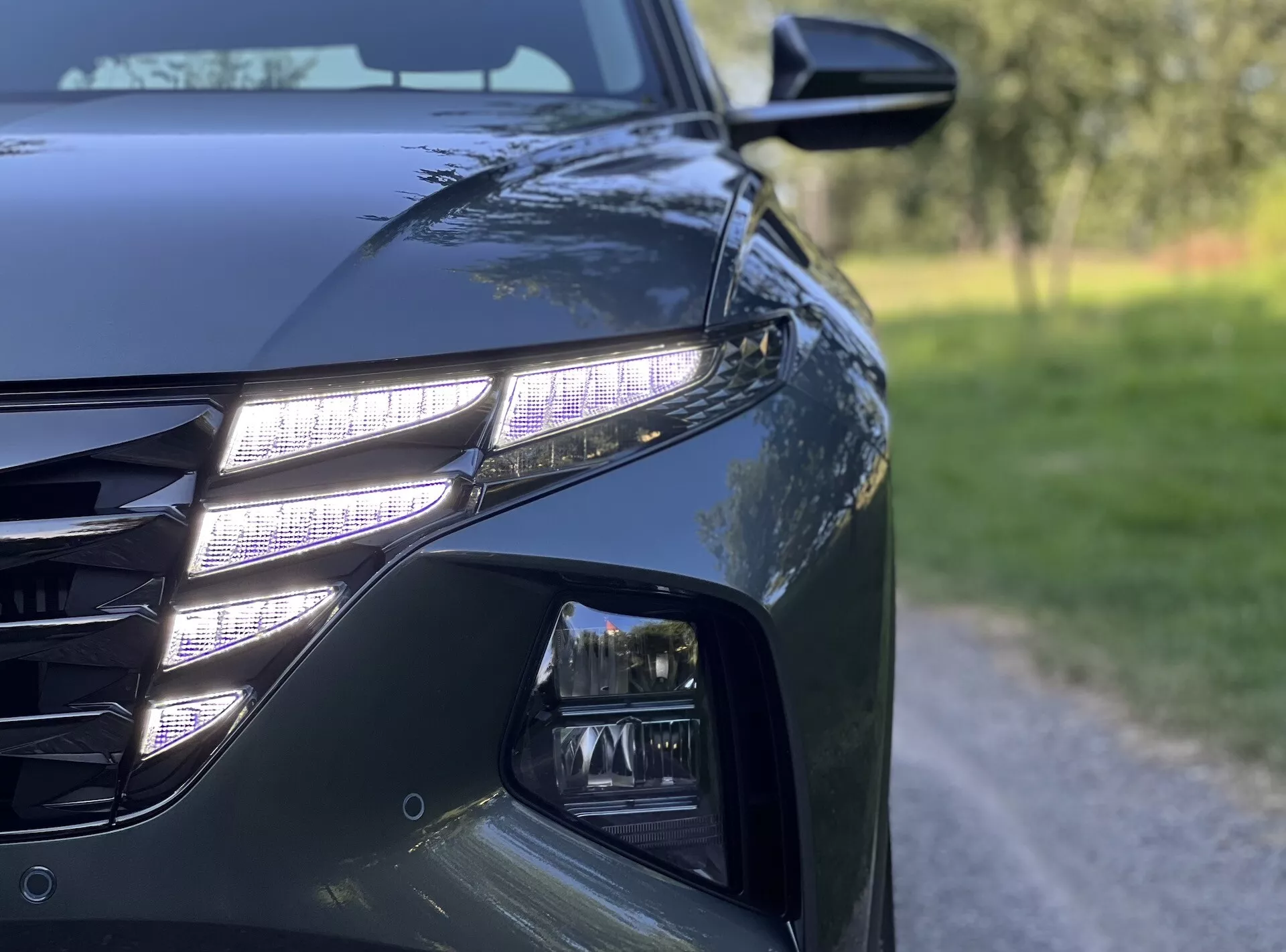 Vista ravvicinata della Hyundai Tucson 2020 che evidenzia i fari LED, la griglia moderna e i dettagli del design aerodinamico
