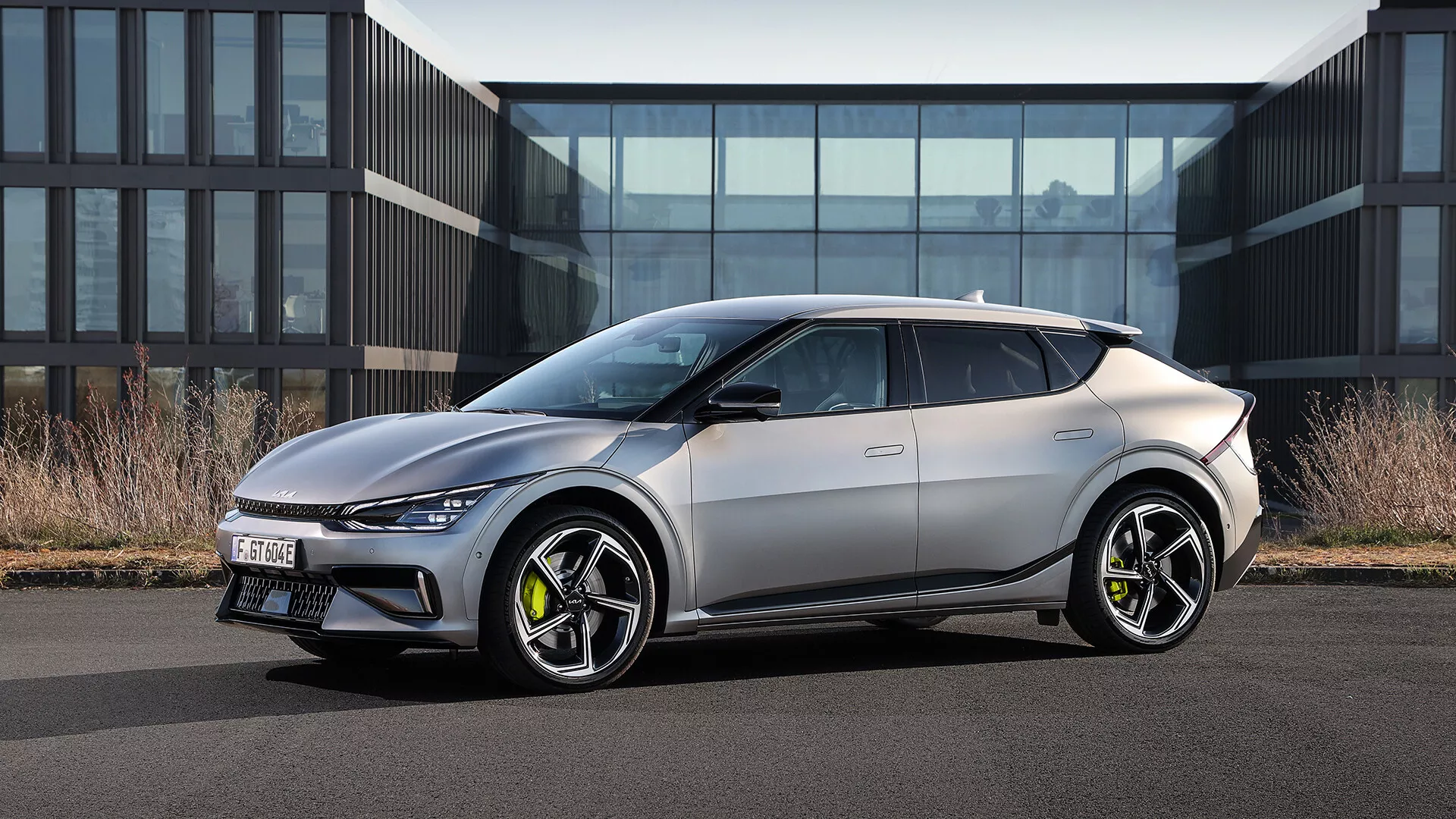 Veicolo elettrico Hyundai Tucson 2020 in argento che mette in mostra il suo design elegante e la tecnologia moderna con uno sfondo urbano