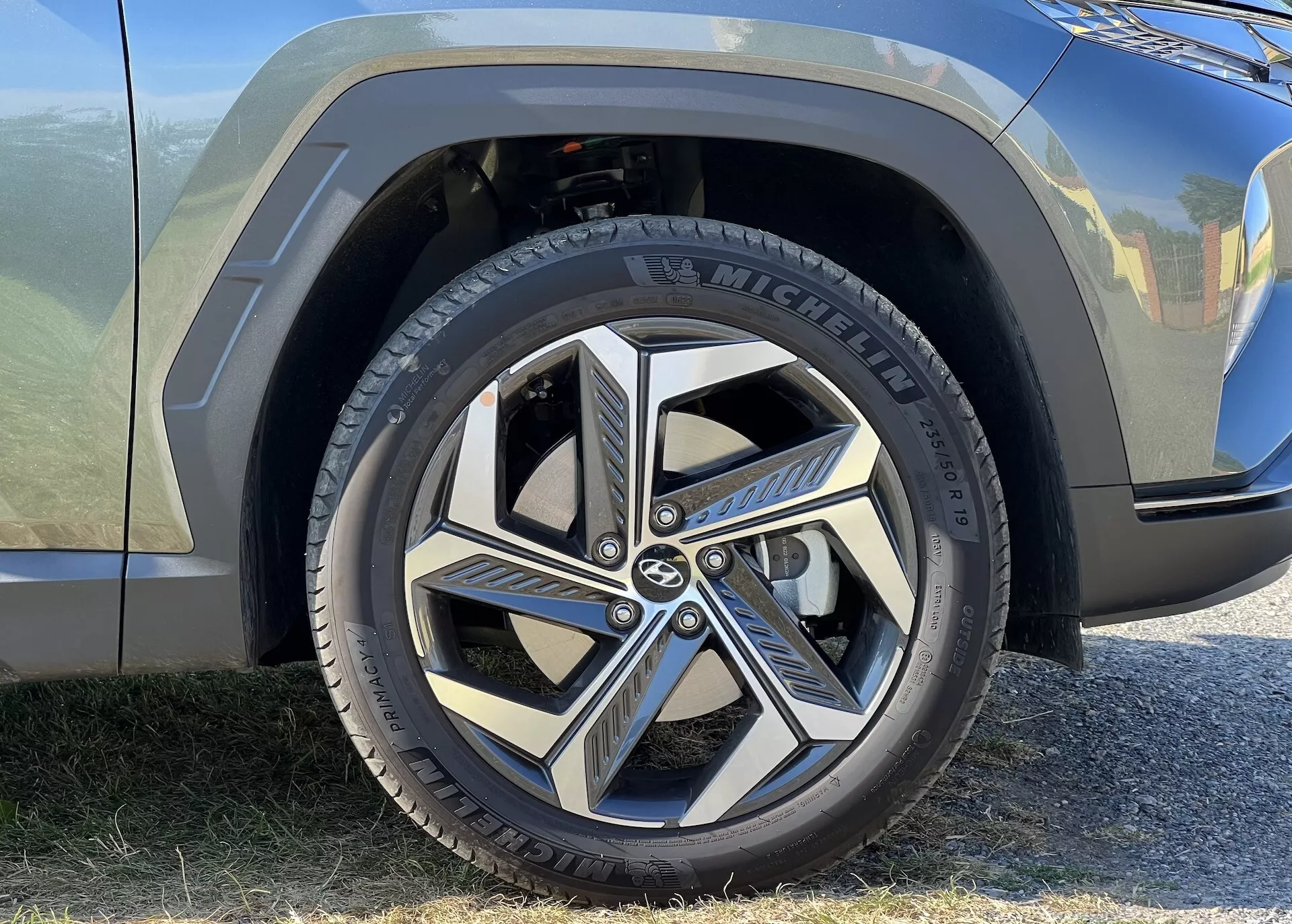 Vista ravvicinata della ruota anteriore e parte del parafango di Hyundai Tucson 2020, con pneumatico Michelin e design del cerchio in lega dinamico a più razze, evidenziando estetica automobilistica moderna e branding
