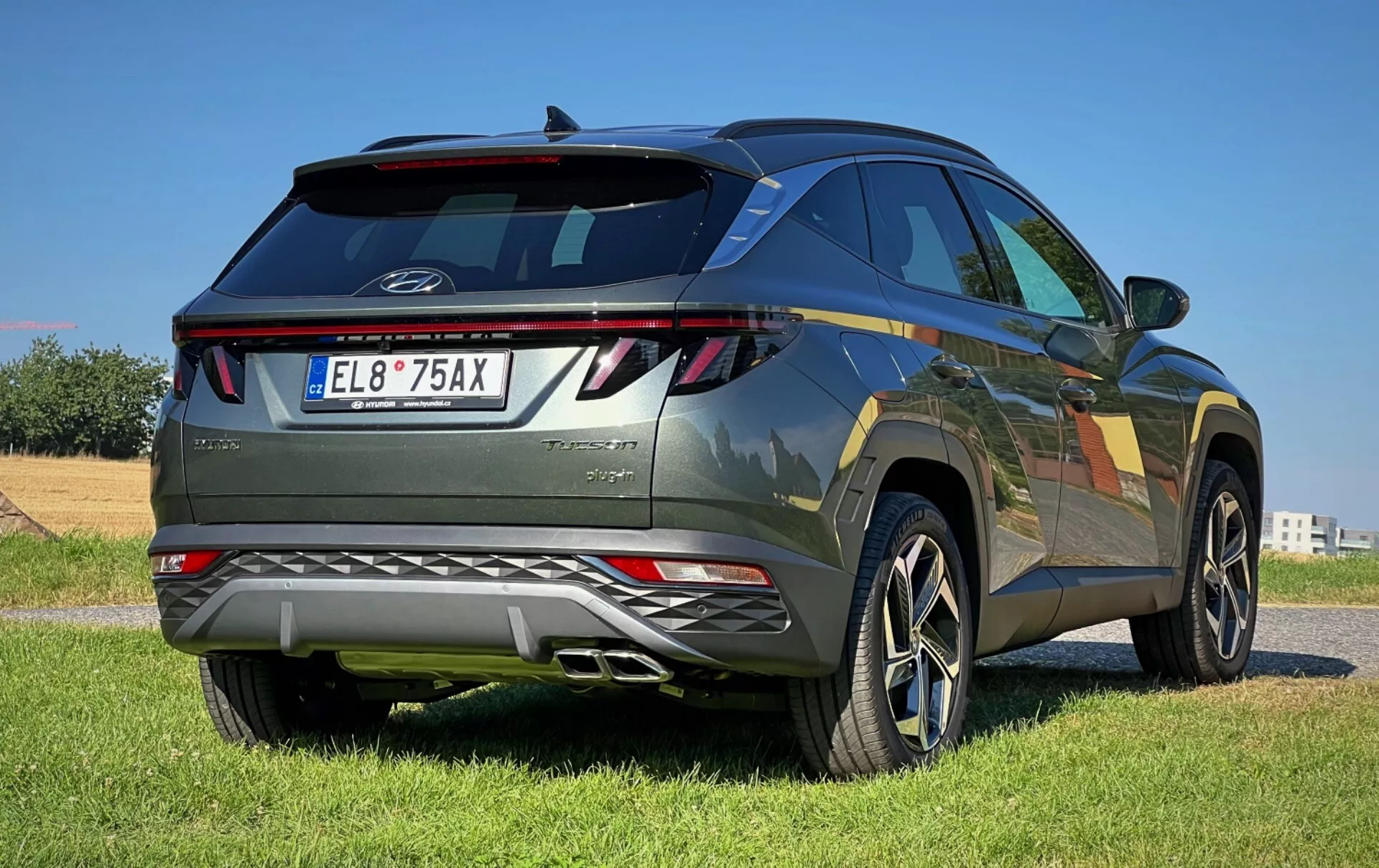 Hyundai Tucson 2020 che mostra il suo design moderno con una vista posteriore a tre quarti, caratterizzato da luci posteriori LED, spoiler posteriore integrato, vernice metallica e ruote in lega in un contesto esterno