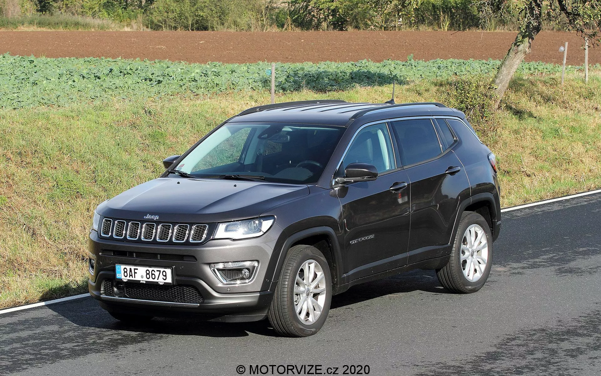 Jeep Compass 2017 che mostra un design elegante, capacità off-road e caratteristiche moderne