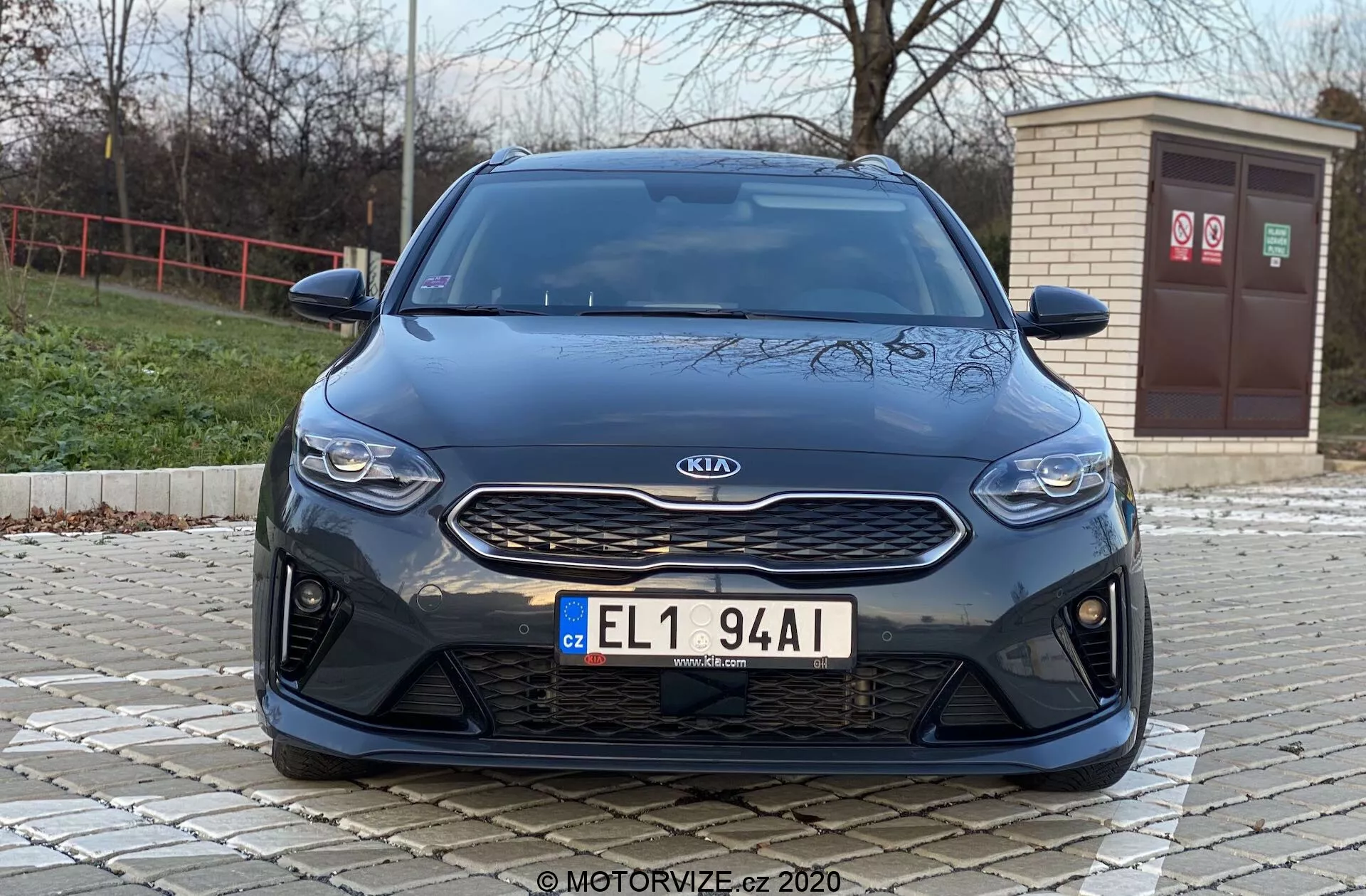 Vista frontale di una Kia Ceed 2018 da un angolo basso, che mostra caratteristiche frontali come la griglia, i fari e il paraurti con un'estetica moderna. L'immagine mette in evidenza il badge argentato Kia su una griglia nera testurizzata, i fari orizzontali eleganti e il paraurti anteriore con grandi prese d'aria, suggerendo caratteristiche di prestazioni sportive o un avanzato raffreddamento del flusso d'aria.