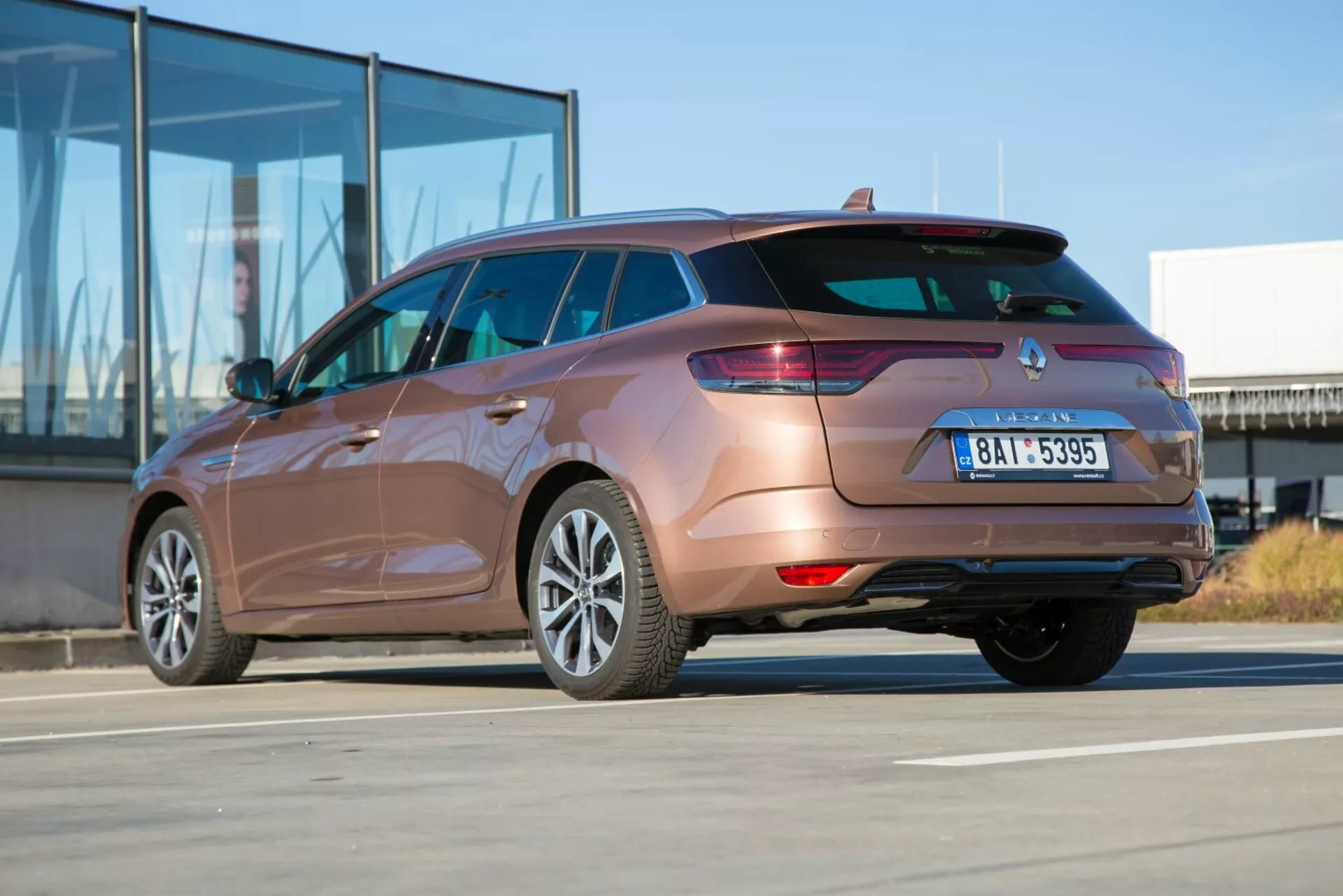 Station wagon Kia Ceed 2009 catturata da un angolo posteriore di tre quarti evidenziando fanali posteriori, design del paraurti posteriore, tubo di scappamento e contorni del corpo laterale in una giornata di sole