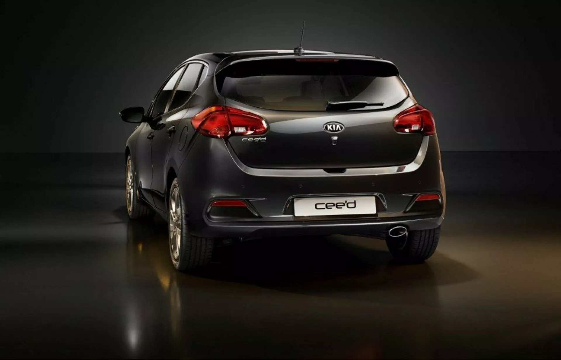 Modello Kia Ceed 2009 in argento metallizzato che mostra un design elegante e caratteristiche moderne