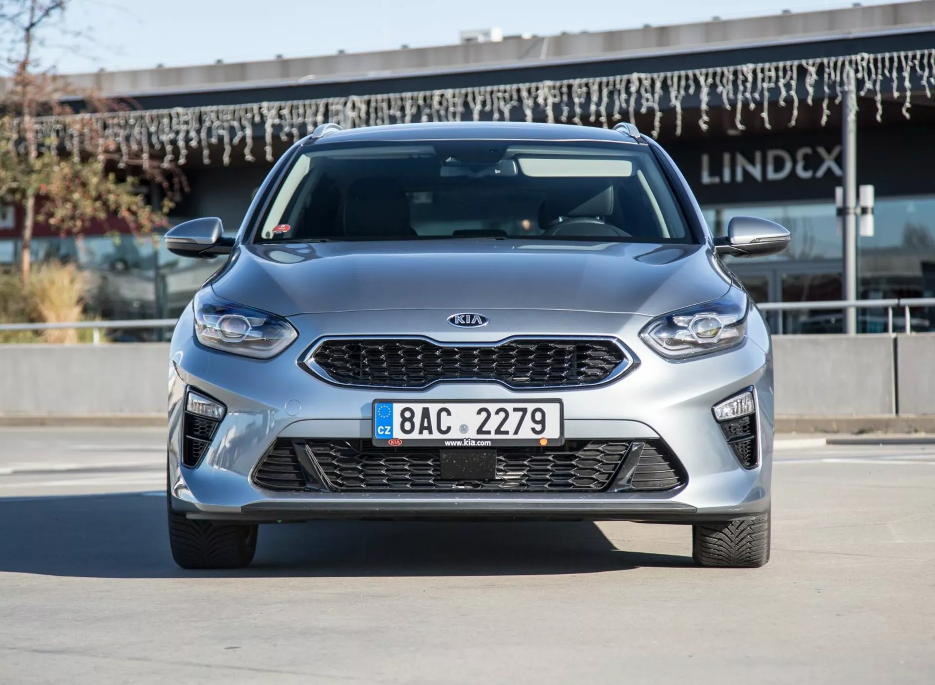 Modello Kia Ceed 2009 in argento metallizzato, vista frontale e laterale con chiara luce diurna, che mostra cerchi in lega e design aerodinamico