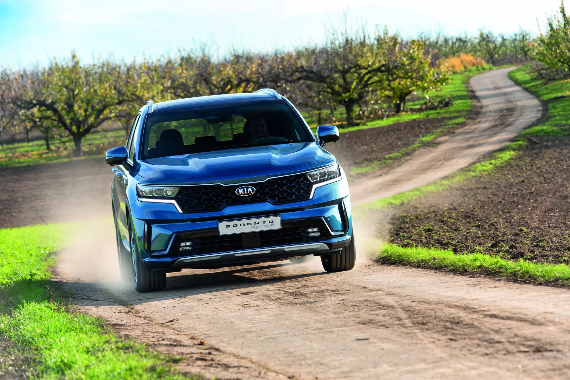 Kia Sorento MQ4 del 2020 su strada sterrata mostra fari LED e sistemi avanzati di assistenza al guidatore, incapsulando il design moderno del SUV e capacità fuoristrada