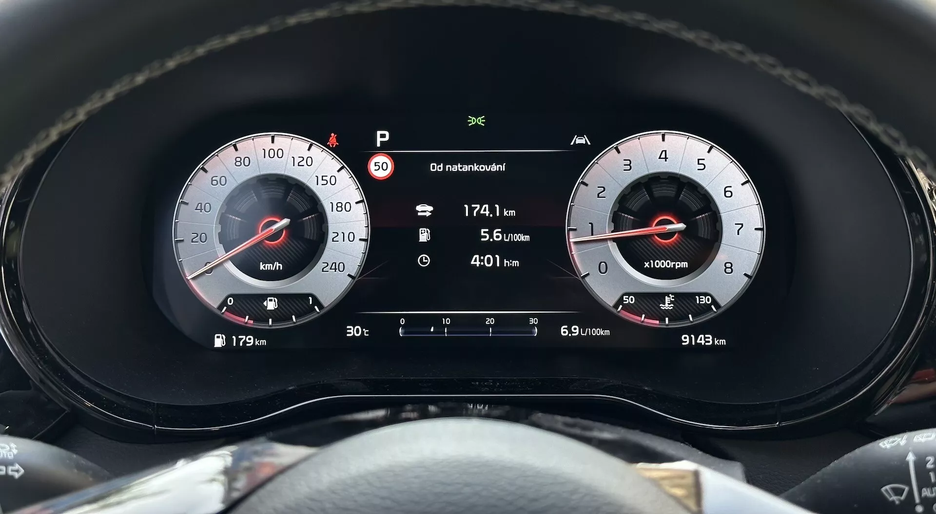 Vista ravvicinata del quadro strumenti della Kia XCeed 2022 che evidenzia tachimetro, contagiri e display digitale con indicatore della modalità di parcheggio, distanza di viaggio, economia di carburante e lettura totale del contachilometri