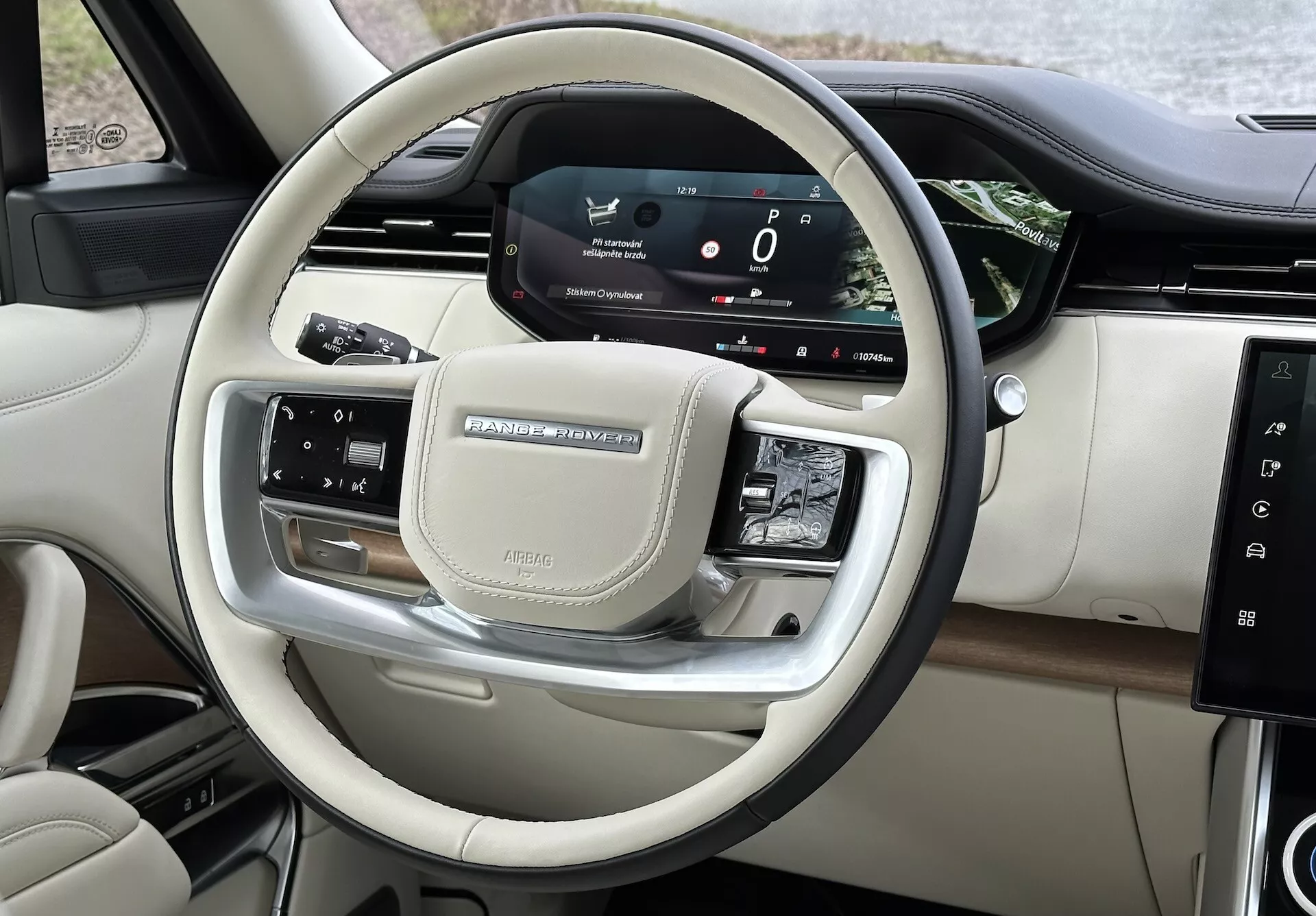 Vista interna del Land Rover Range Rover 2021 che mette in mostra i controlli sul volante e il cruscotto digitale del conducente con dettagli cromati e finiture di lusso